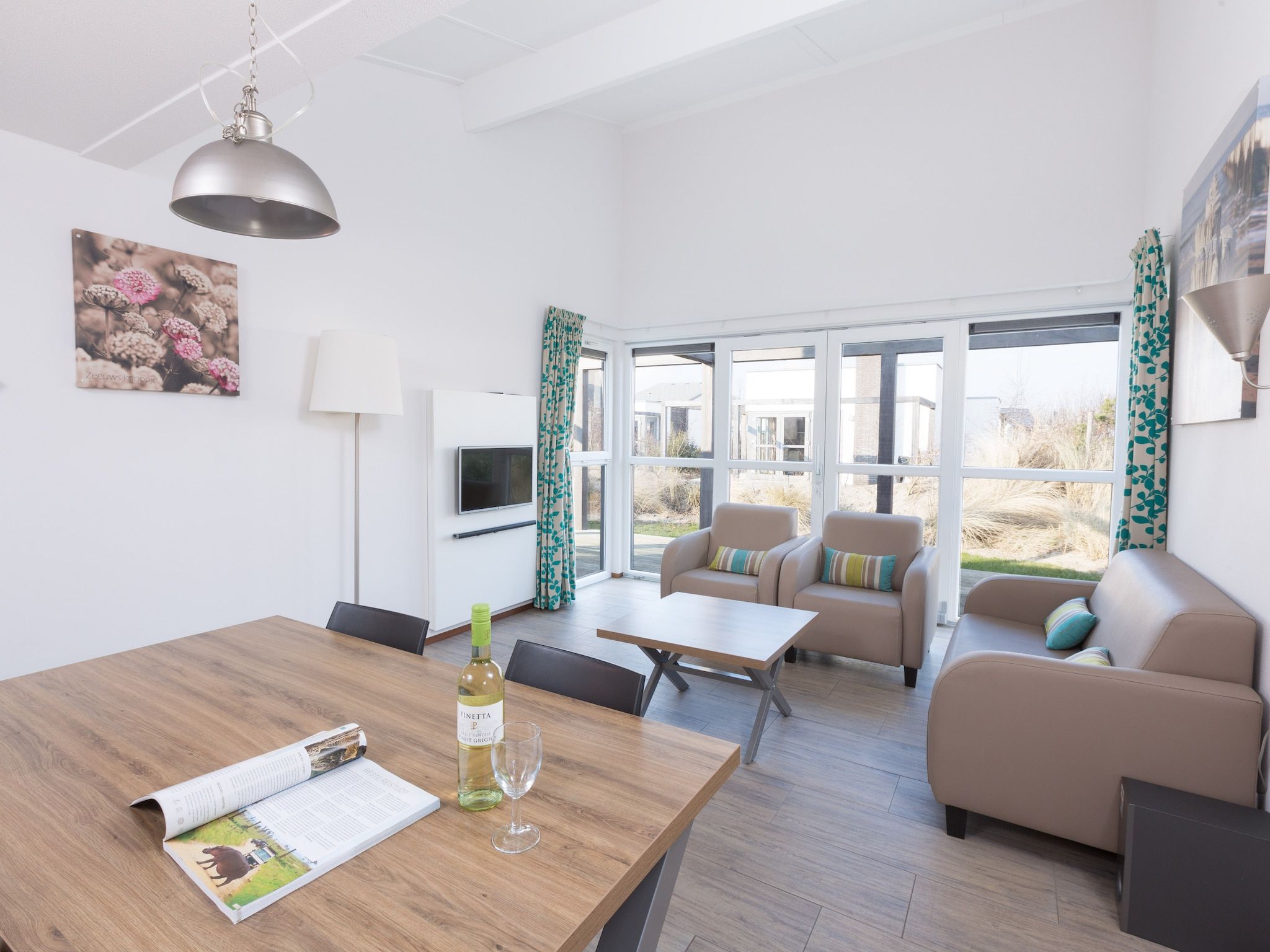 De woonkamer van Strandpark Duynhille 1 in Ouddorp