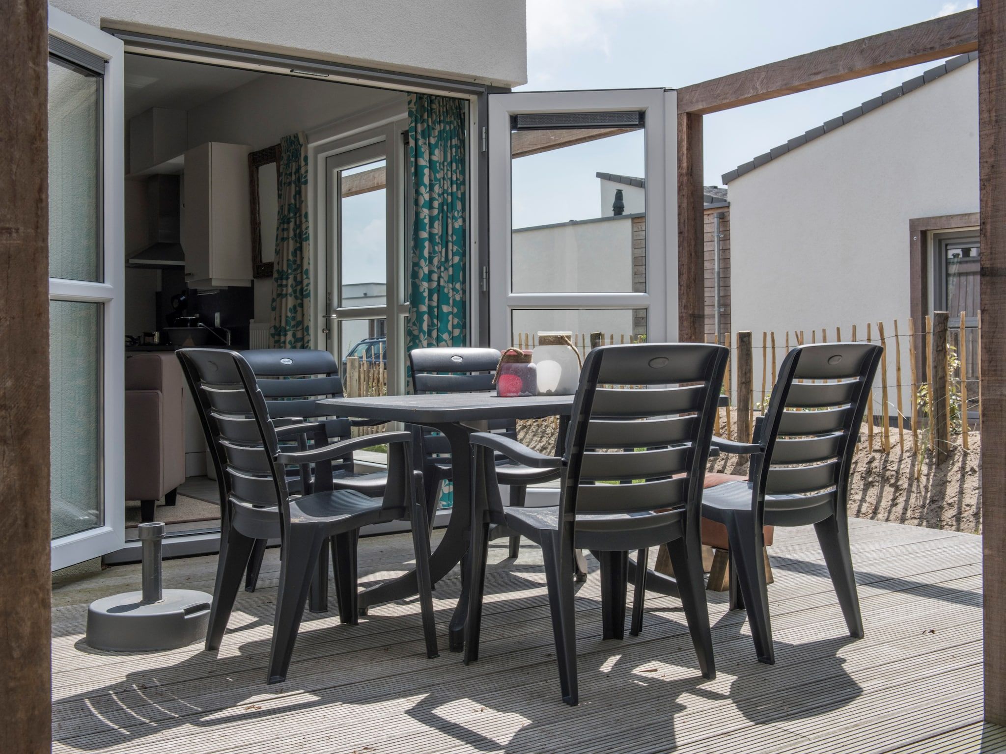 Het terras van Strandpark Duynhille 3 in Ouddorp