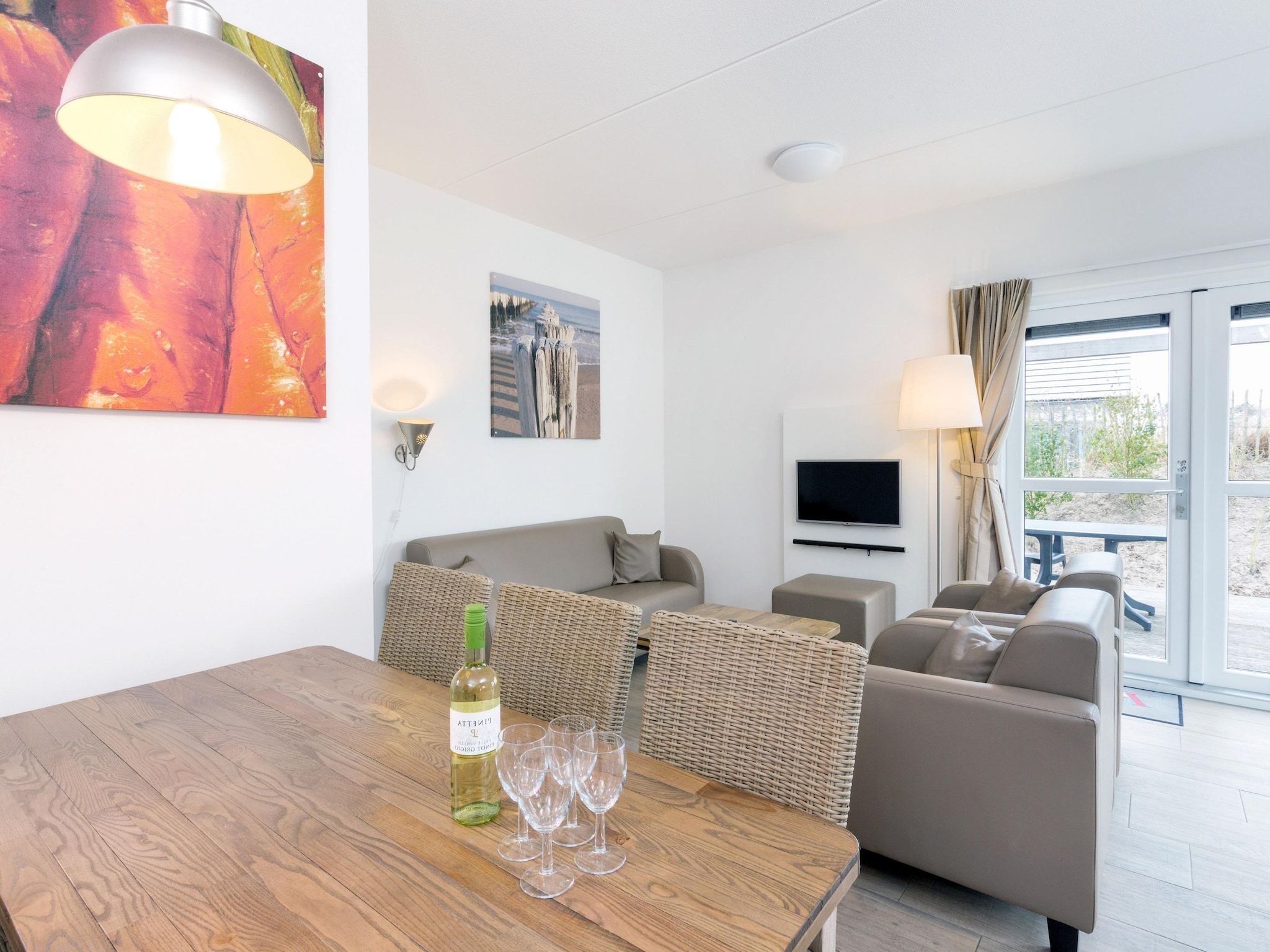 De eetkamer van Strandpark Duynhille 3 in Ouddorp