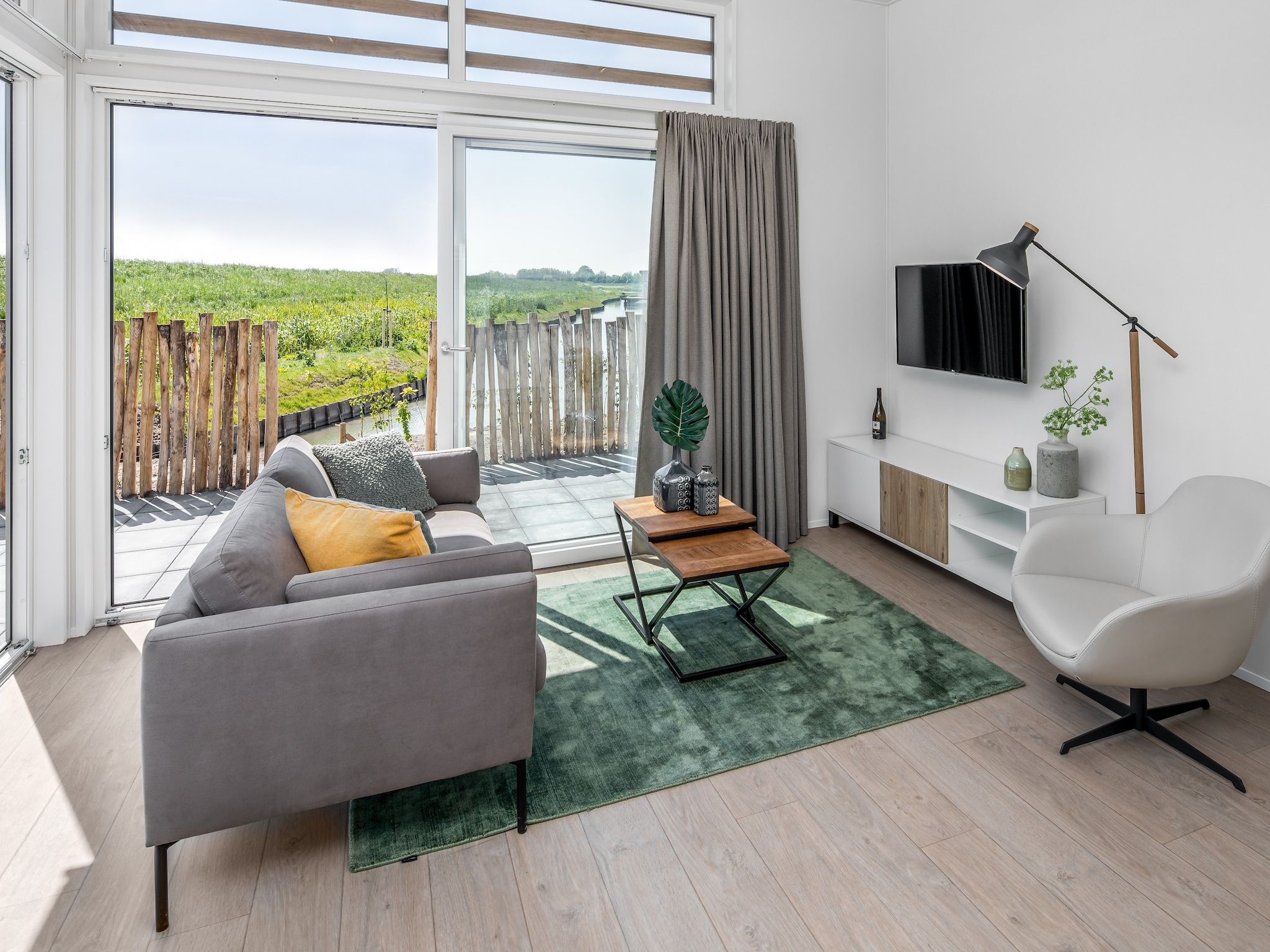 De woonkamer van Water Village 1 in Kamperland