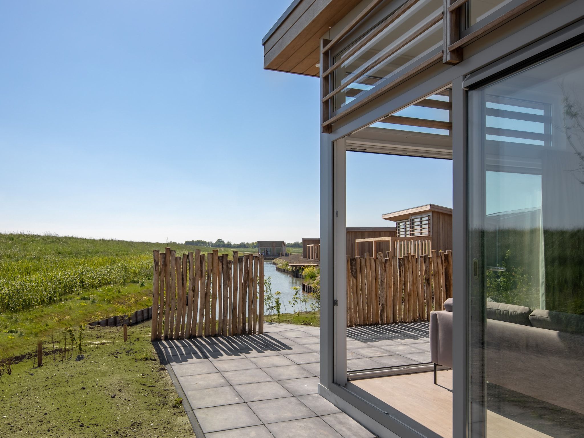 Het terras van Water Village 1 in Kamperland