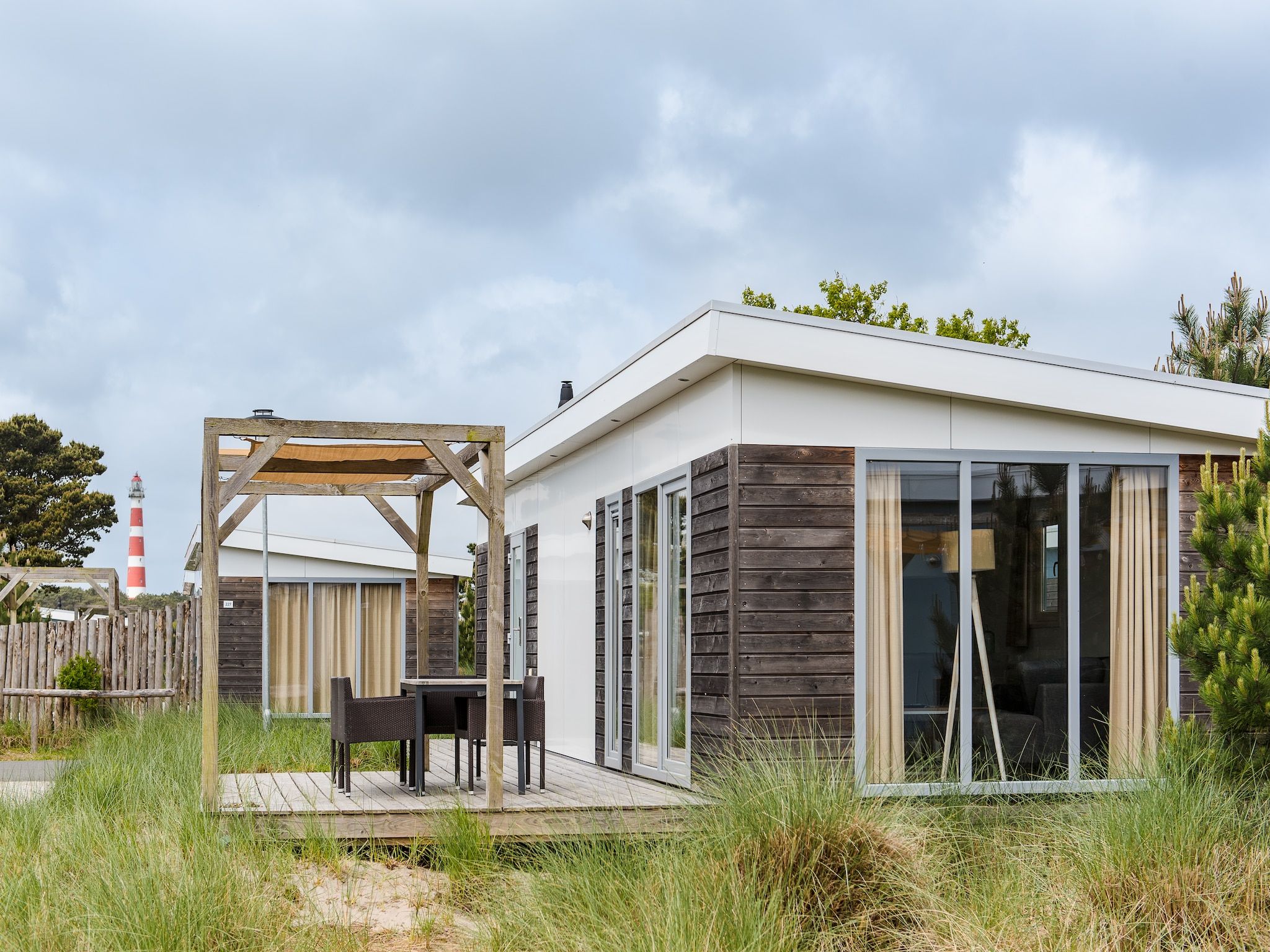 De buitenkant van Vakantiepark Boomhiemke 12 in Hollum