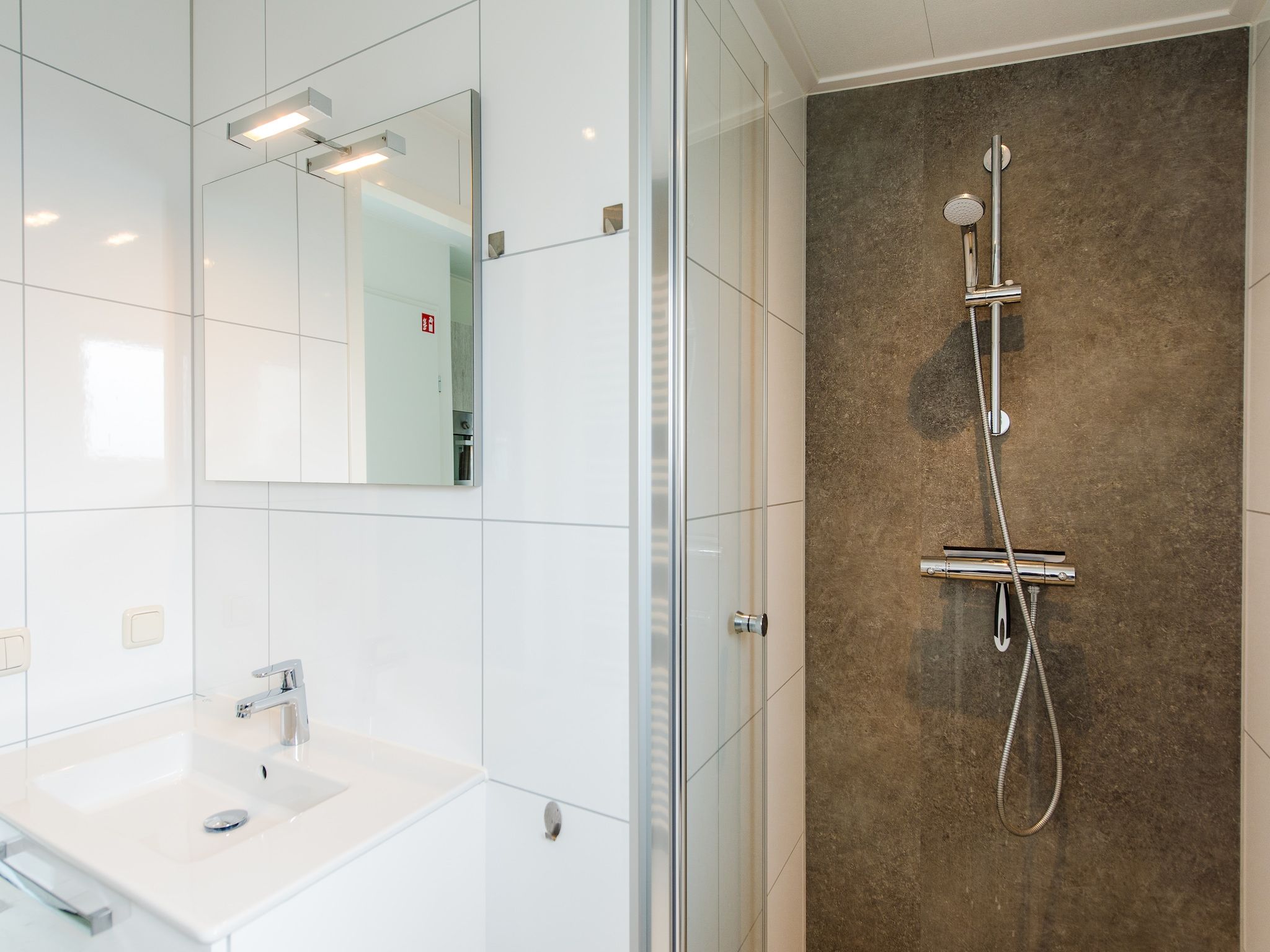 De badkamer van Vakantiepark Boomhiemke 12 in Hollum