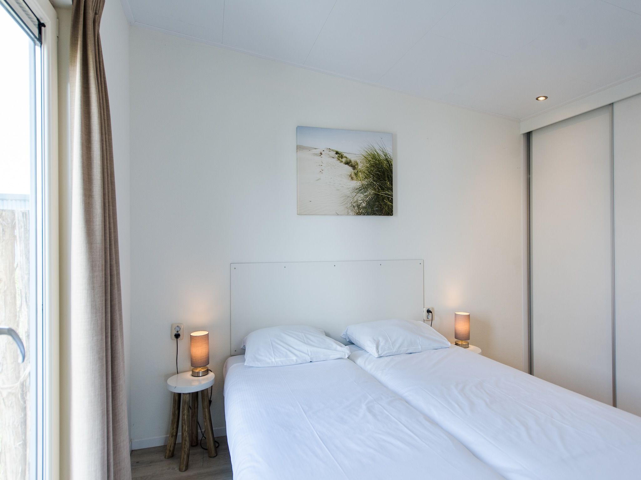 Een slaapkamer van Vakantiepark Boomhiemke 12 in Hollum