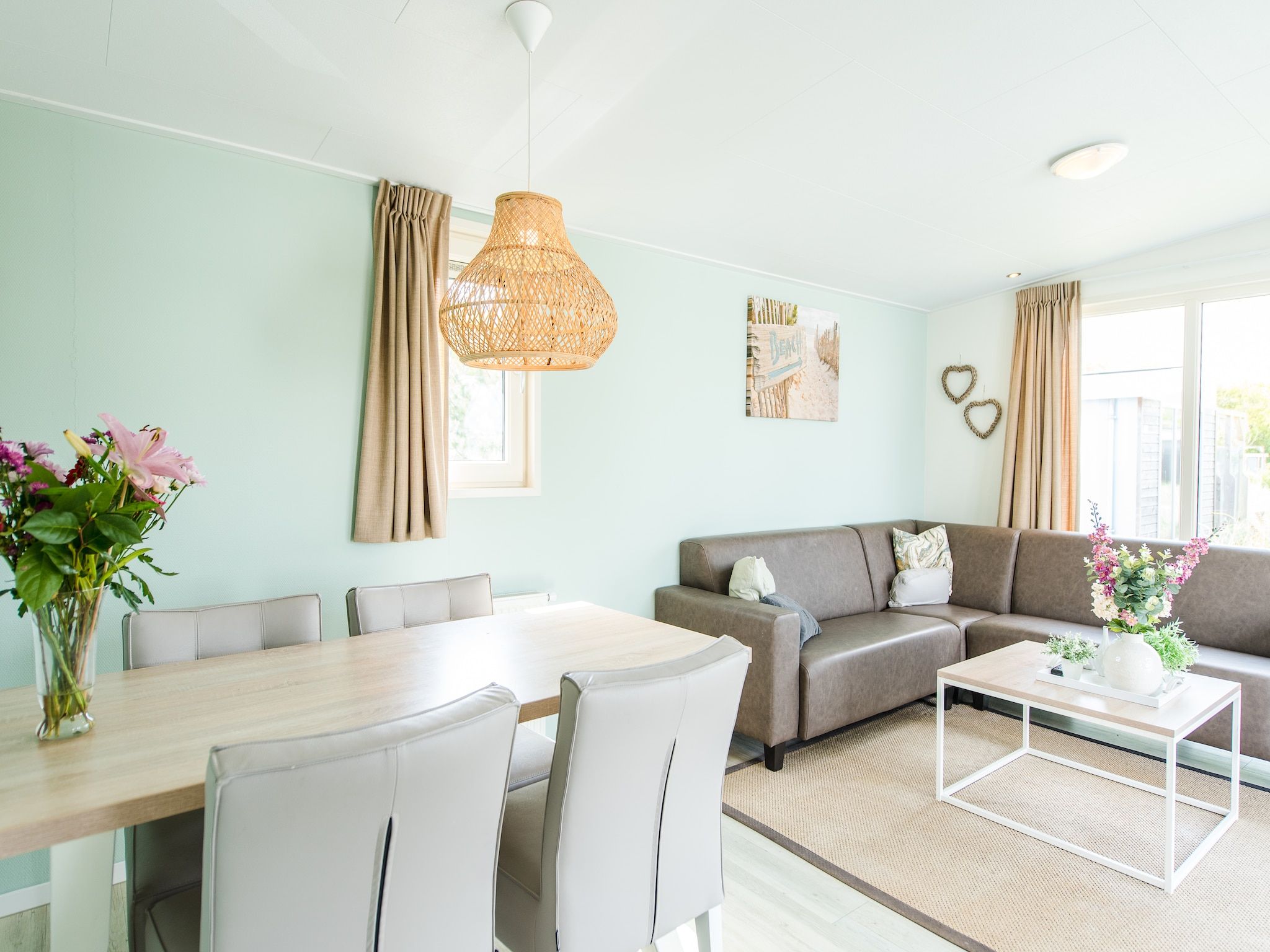 De woonkamer van Vakantiepark Boomhiemke 12 in Hollum