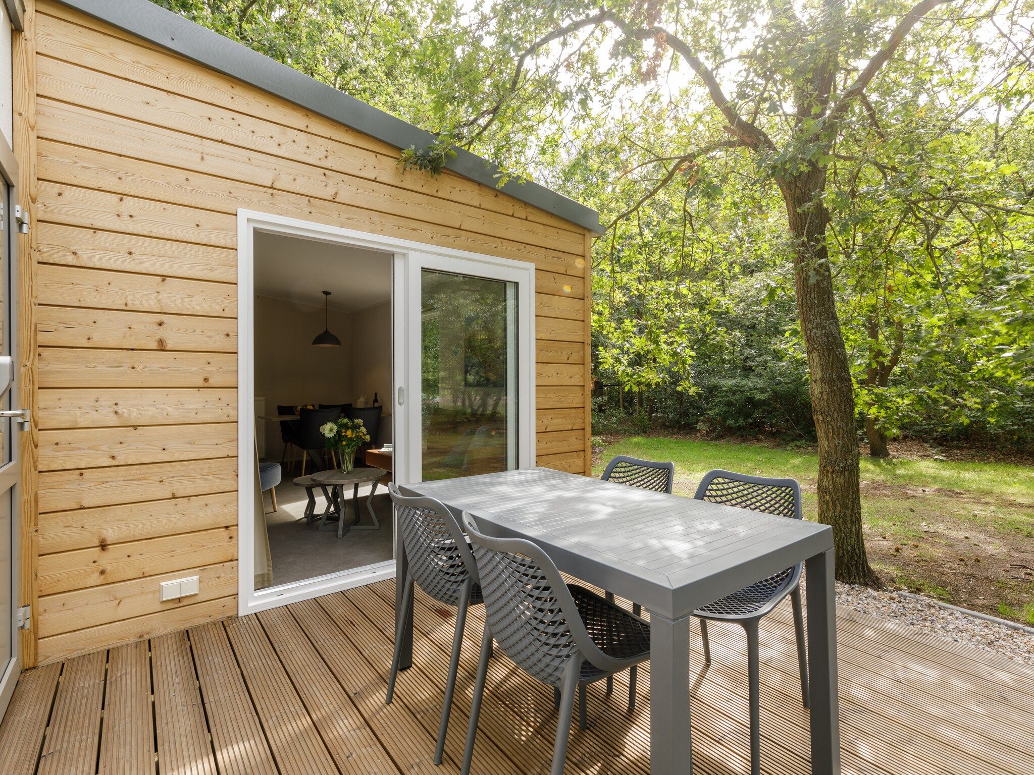 Het terras van Vakantiepark Kijkduin 10 in Den Haag