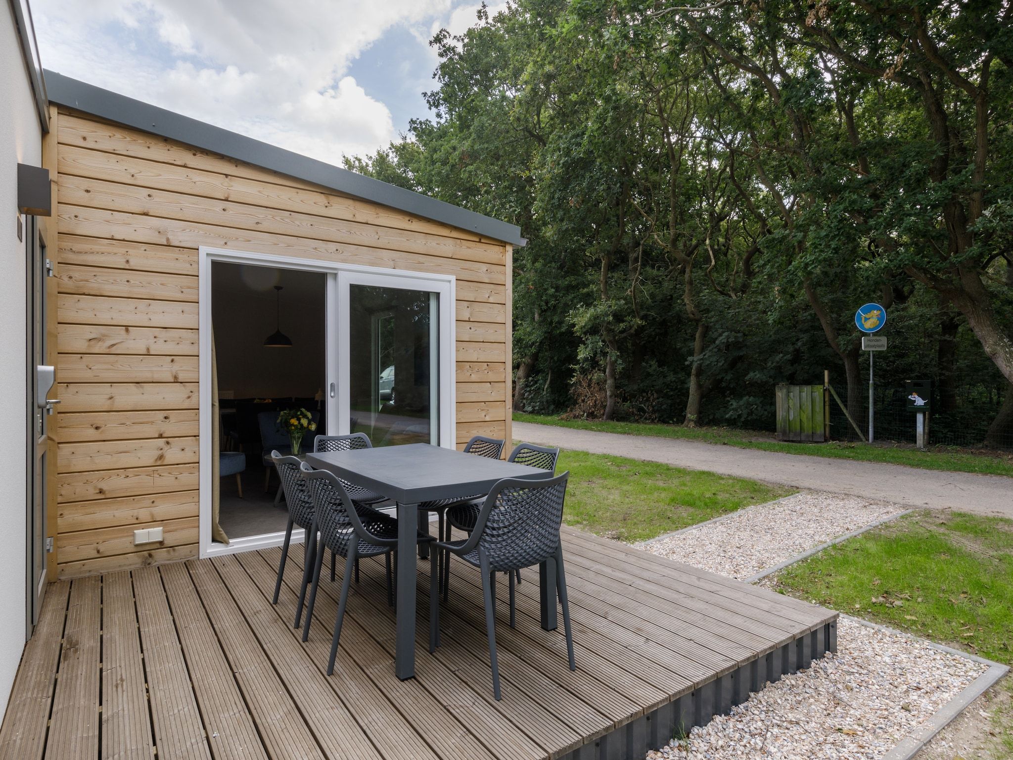 Het terras van Vakantiepark Kijkduin 11 in Den Haag