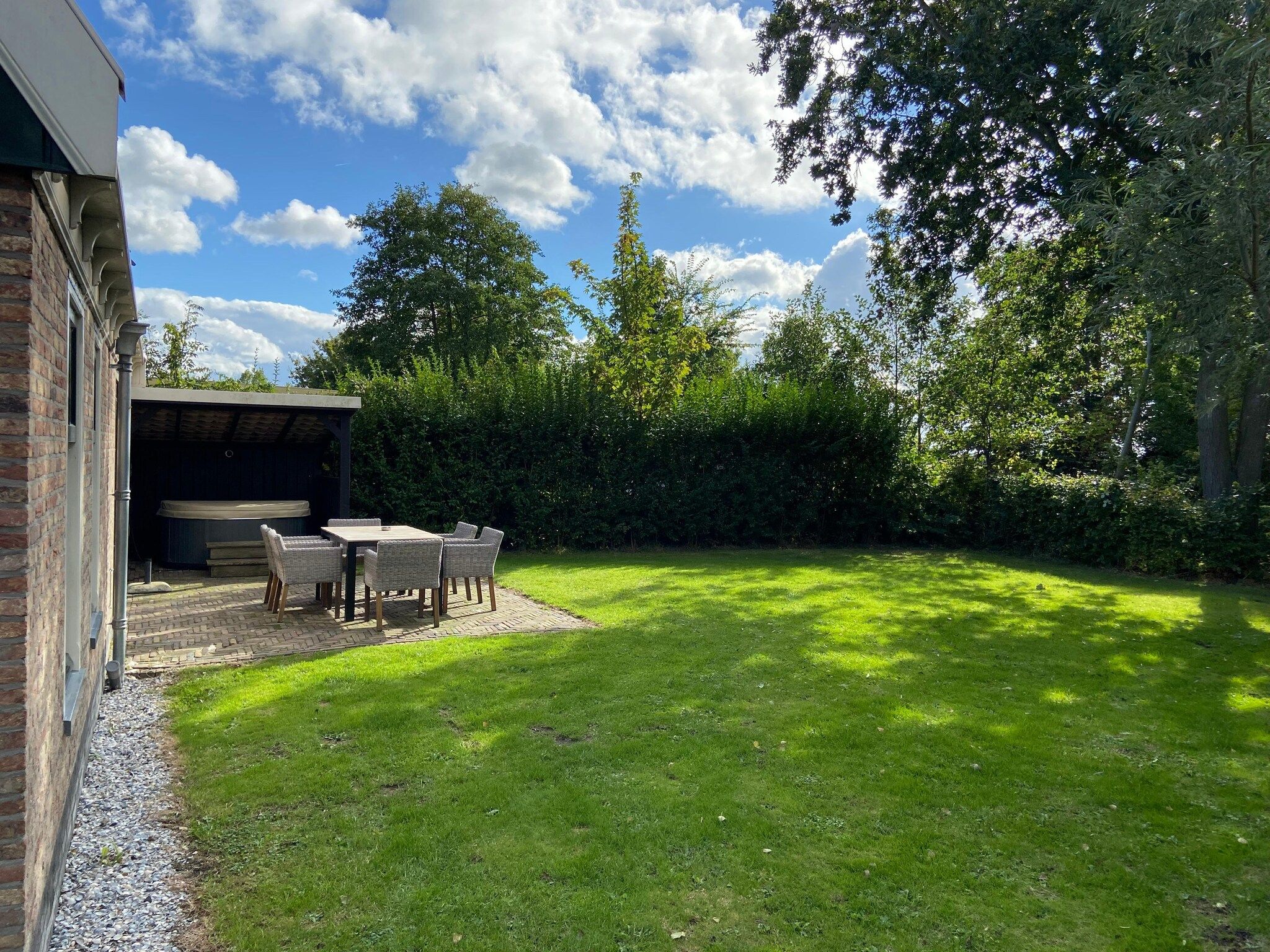 De tuin van Recreatiepark Wiringherlant - Villa 18 in Hippolytushoef