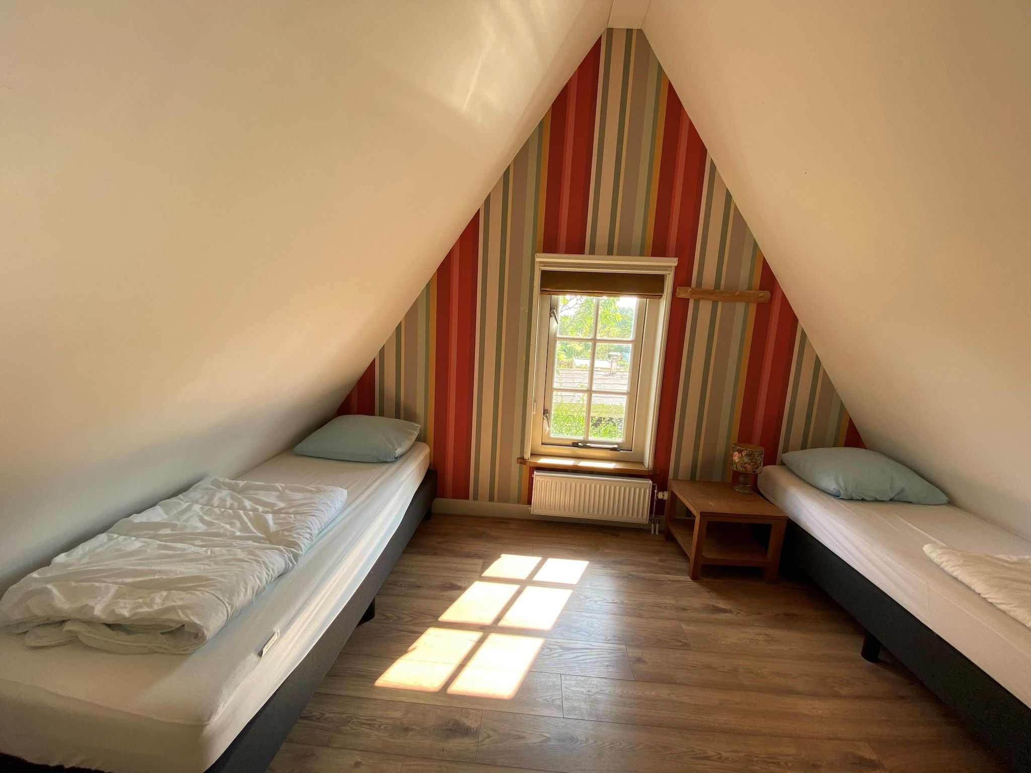 Een slaapkamer van Recreatiepark Wiringherlant - Villa 18 in Hippolytushoef