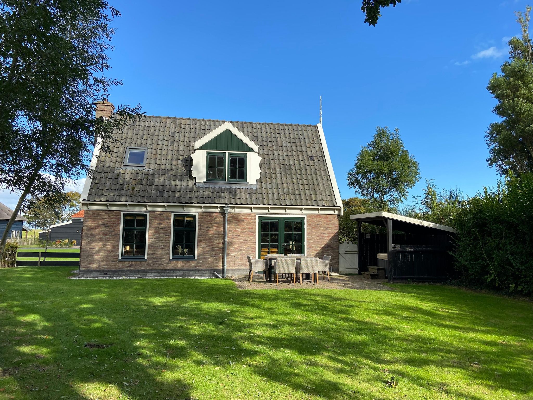 De buitenkant van Recreatiepark Wiringherlant - Villa 18 in Hippolytushoef