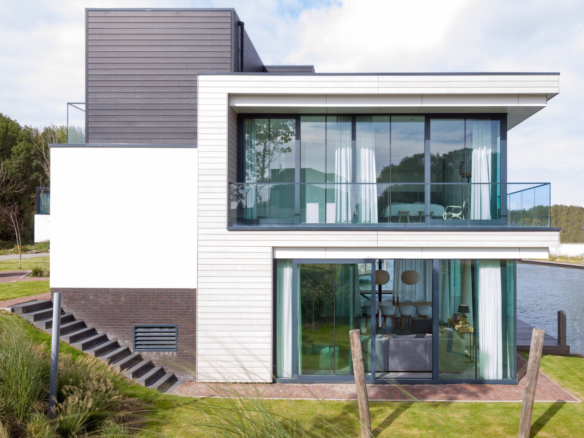 De buitenkant van Harbour Village 1 in Arnemuiden