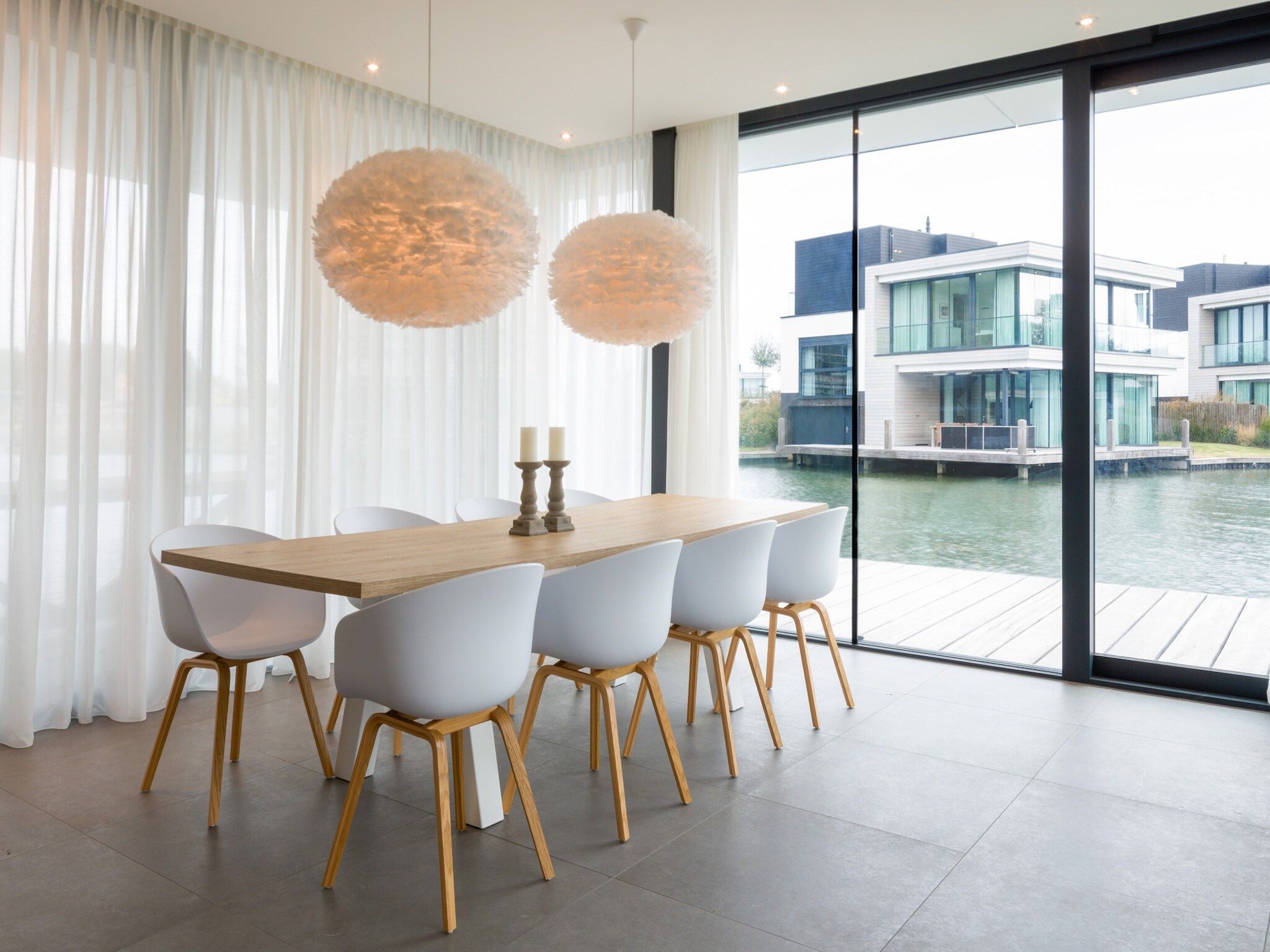 De woonkamer van Harbour Village 1 in Arnemuiden