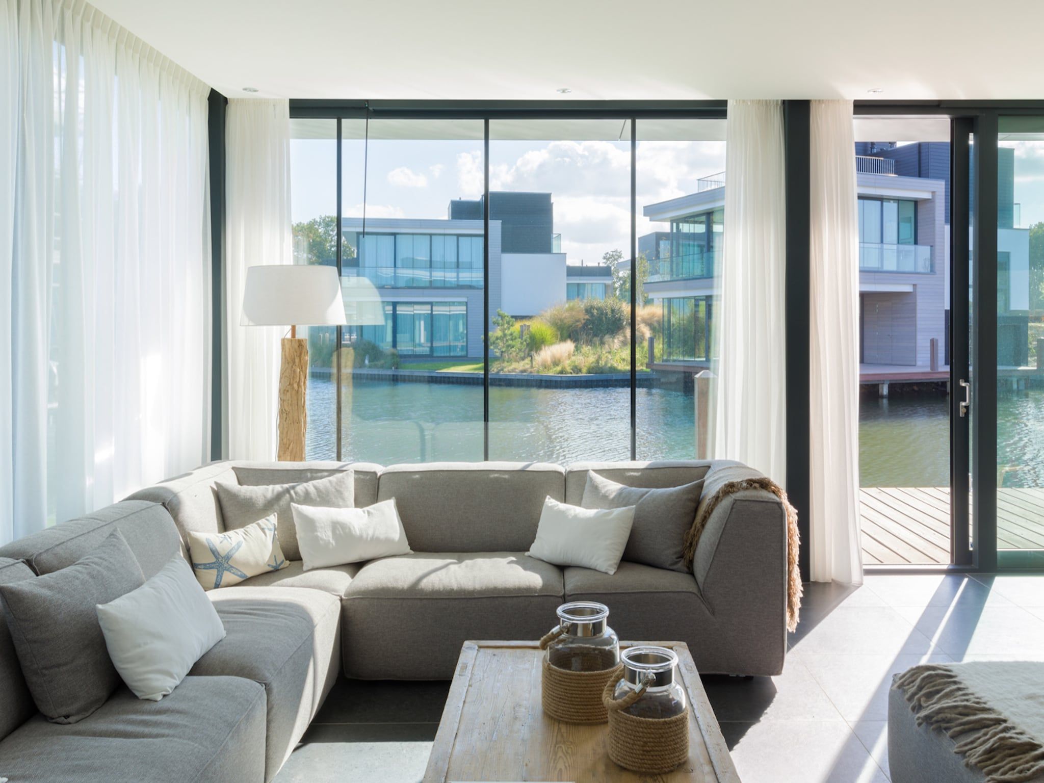 De woonkamer van Harbour Village 1 in Arnemuiden