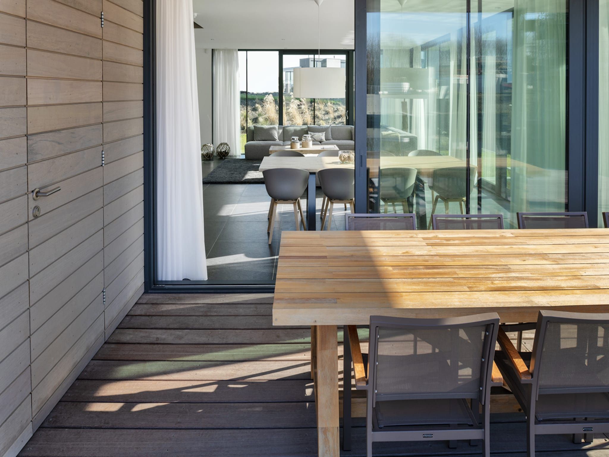 Het terras van Harbour Village 1 in Arnemuiden