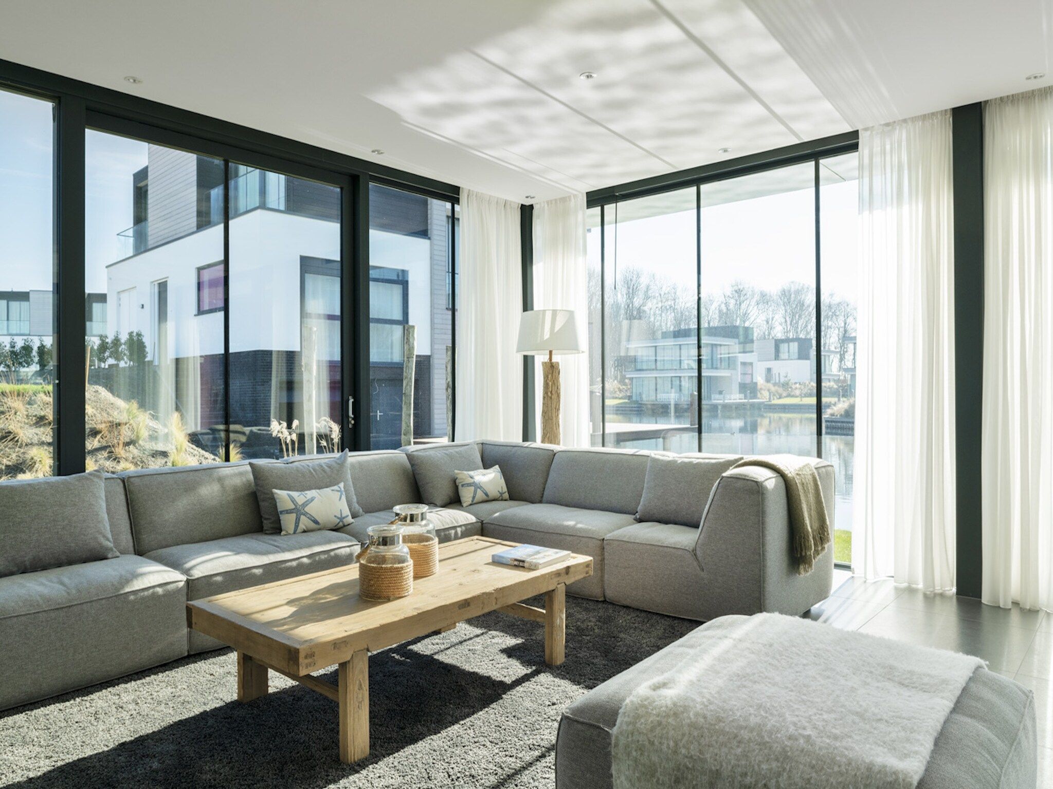 De woonkamer van Harbour Village 1 in Arnemuiden