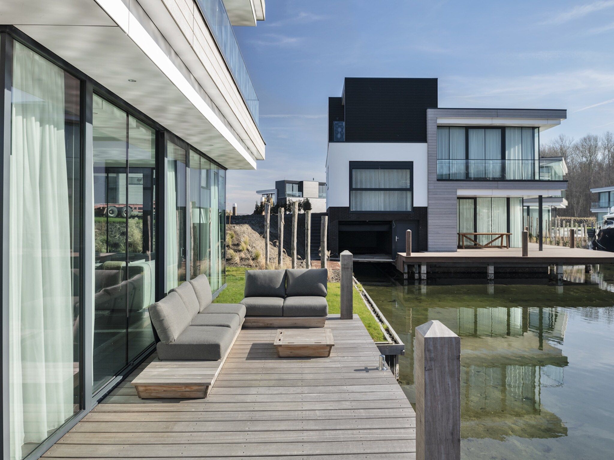 Het terras van Harbour Village 1 in Arnemuiden