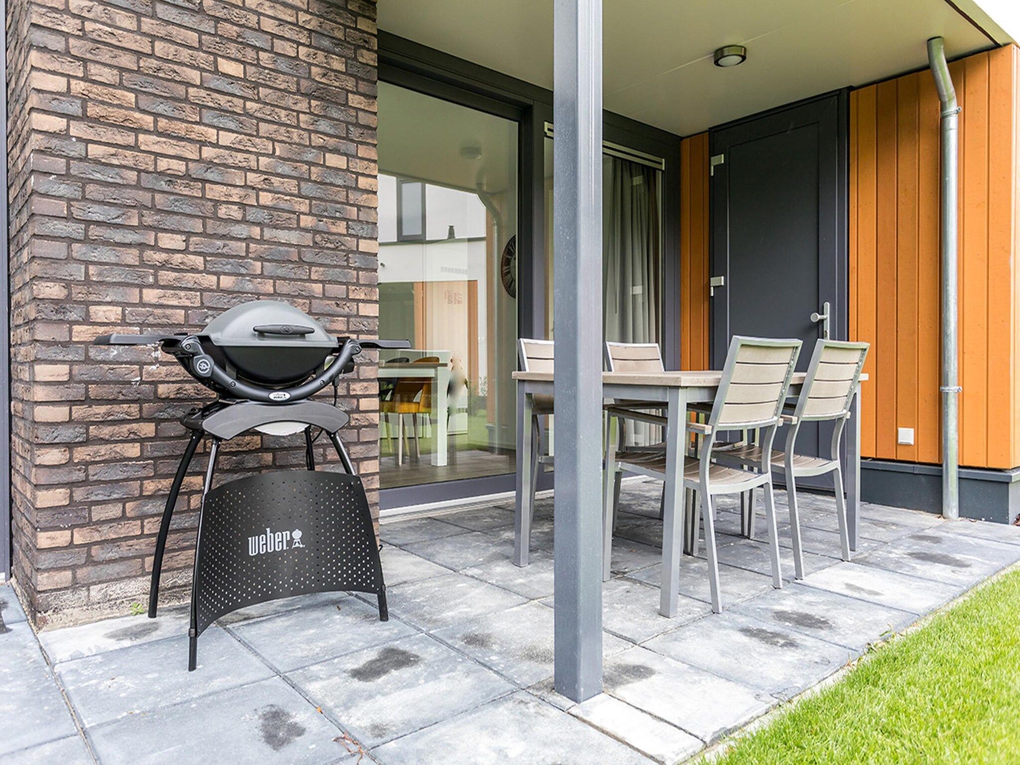 Het terras van Buitenhof De Leistert 21 in Roggel