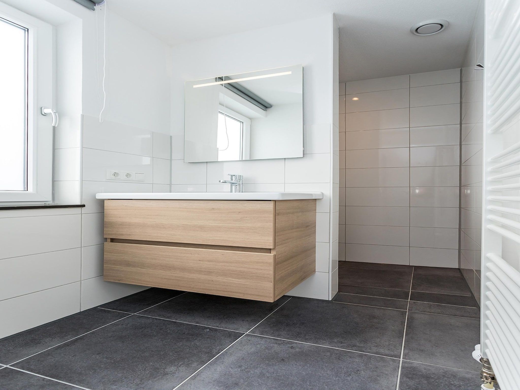 De badkamer van Buitenhof De Leistert 23 in Roggel