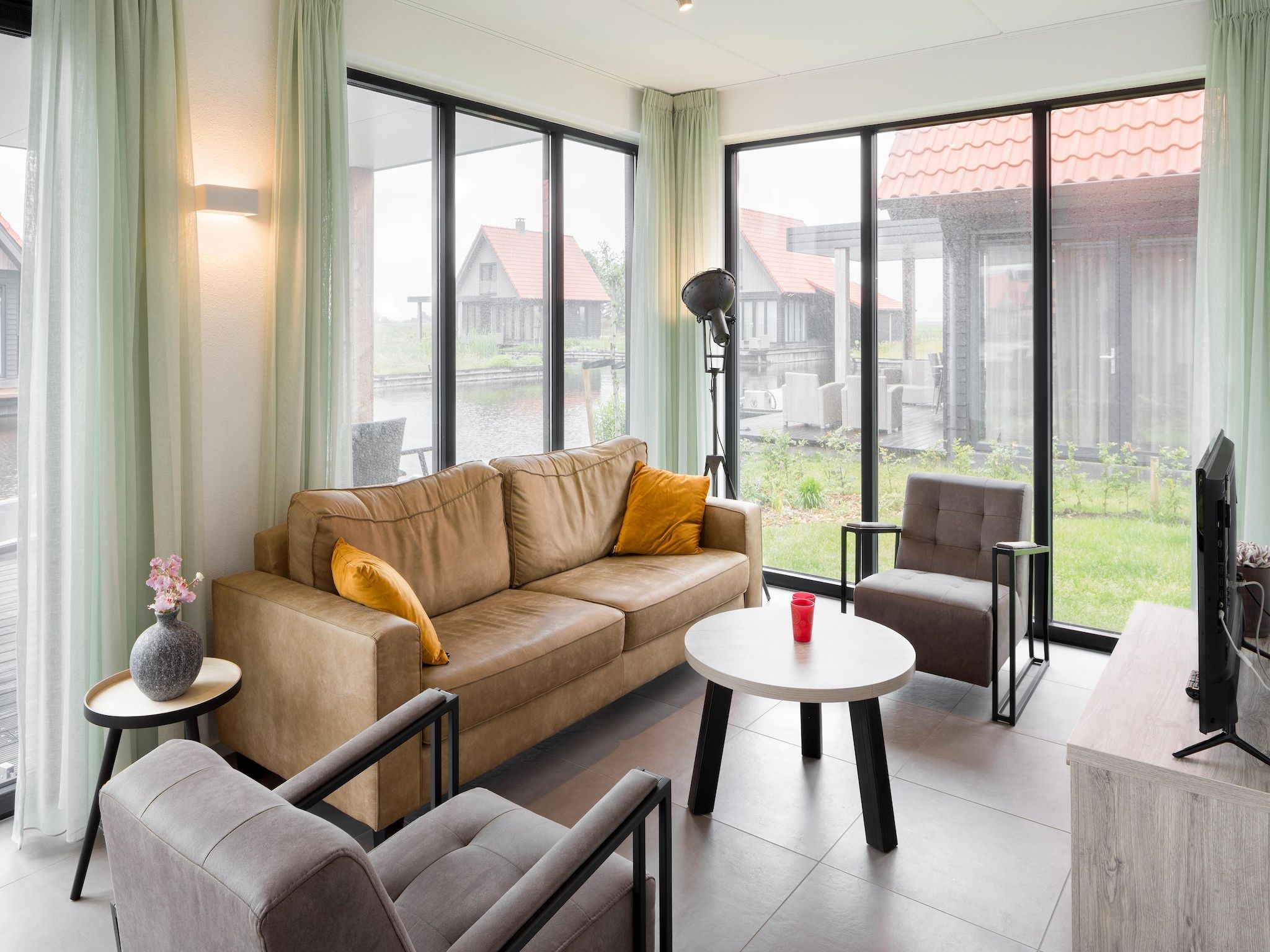 De woonkamer van Waterstaete Ossenzijl 3 in Ossenzijl