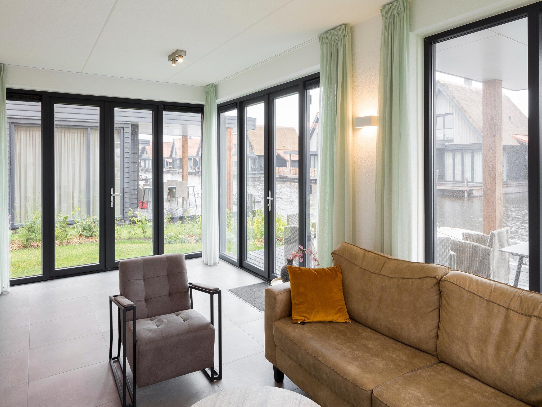 De woonkamer van Waterstaete Ossenzijl 3 in Ossenzijl
