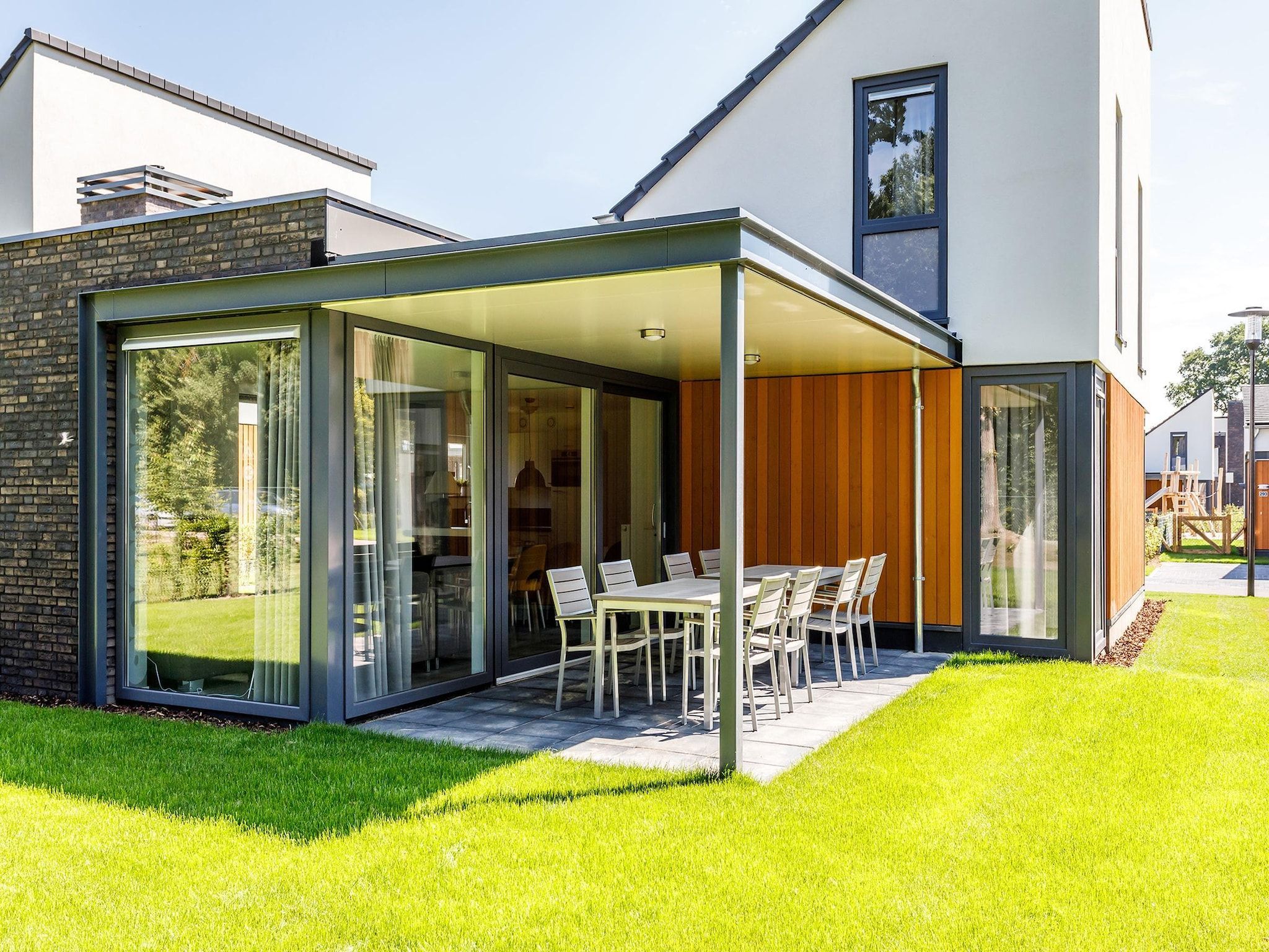 Het terras van Buitenhof De Leistert 26 in Roggel