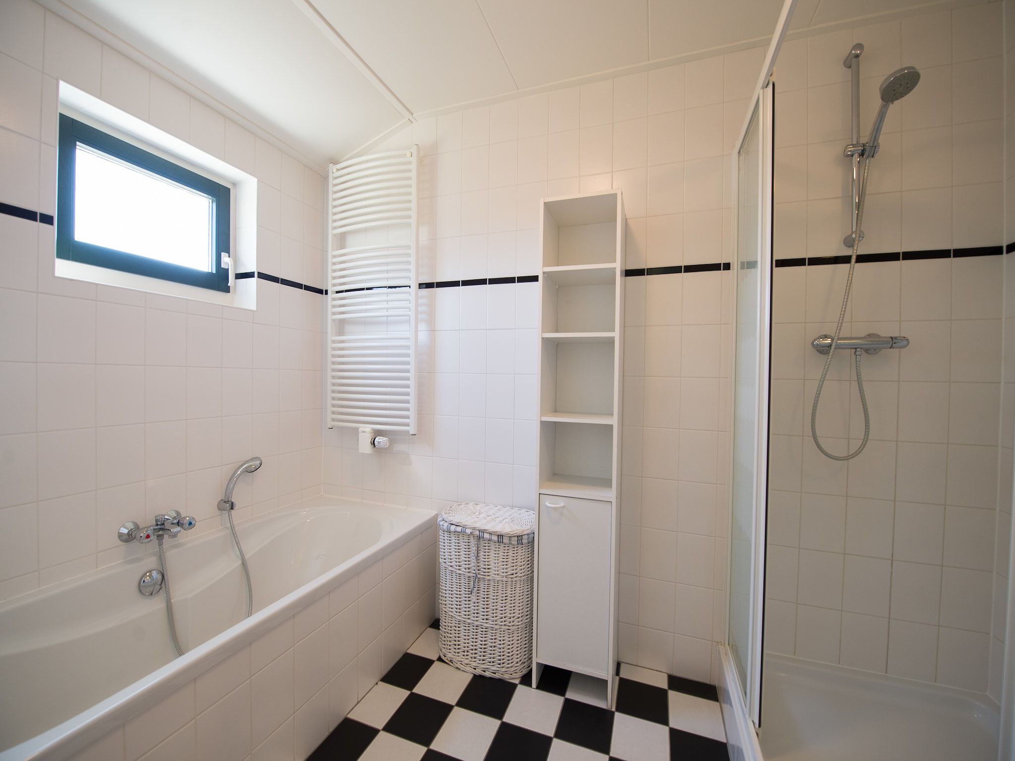 De badkamer van Vakantiepark Boomhiemke 13 in Hollum