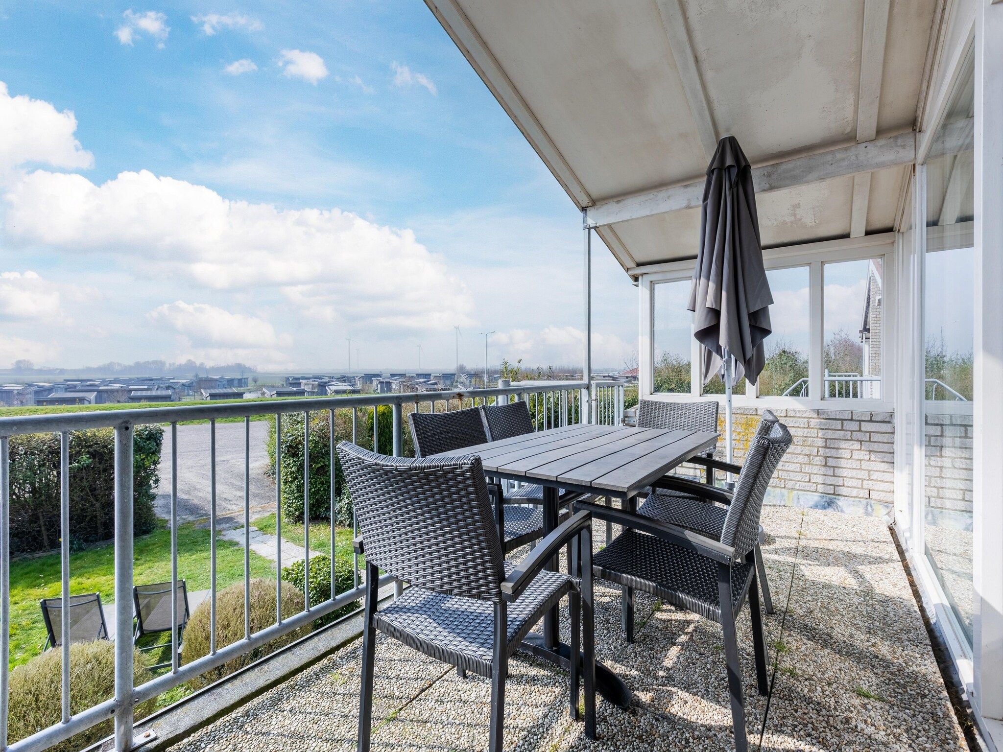 Het terras van Roompot Beach Resort 21 in Kamperland