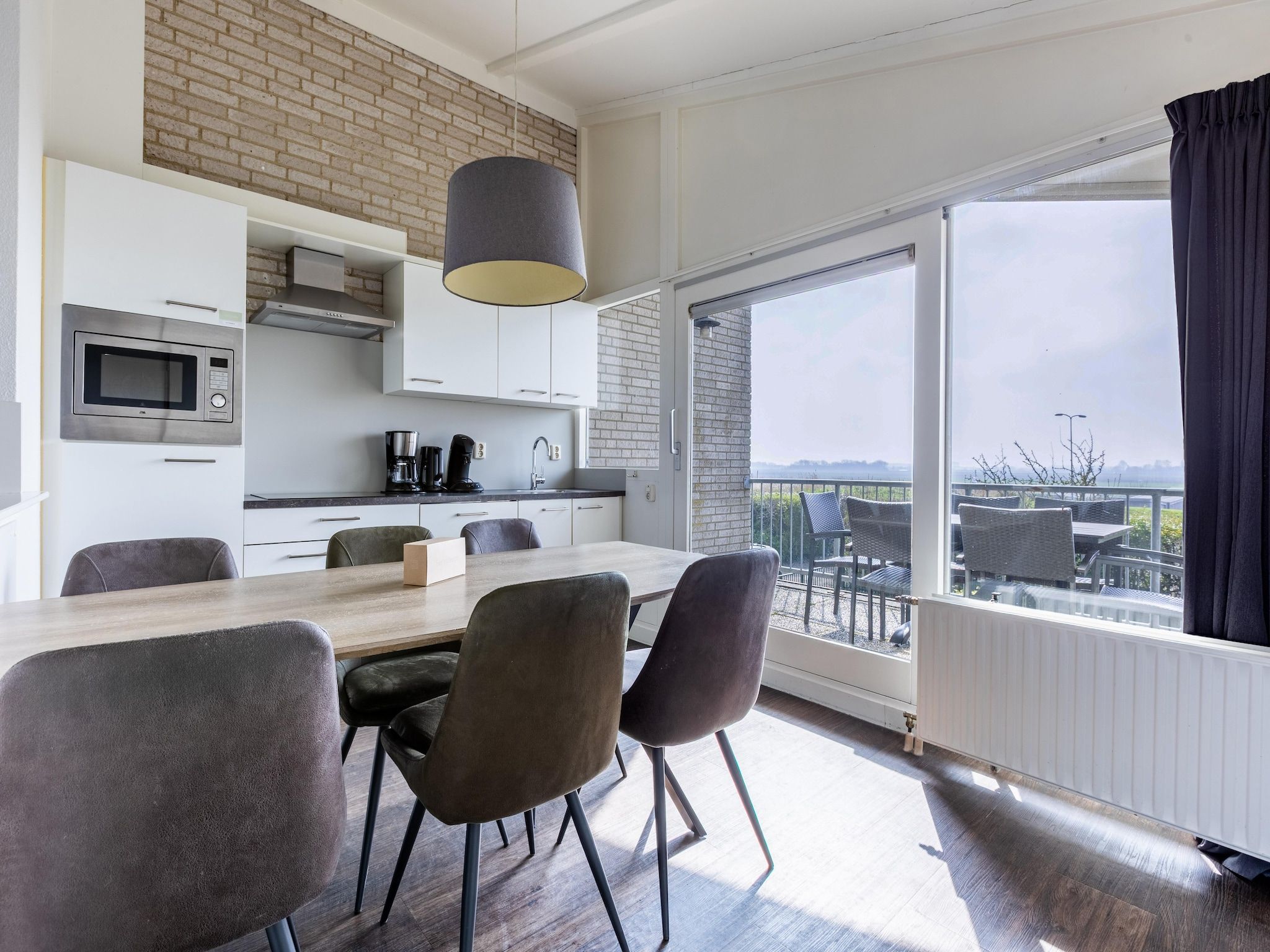 De eetkamer van Roompot Beach Resort 21 in Kamperland