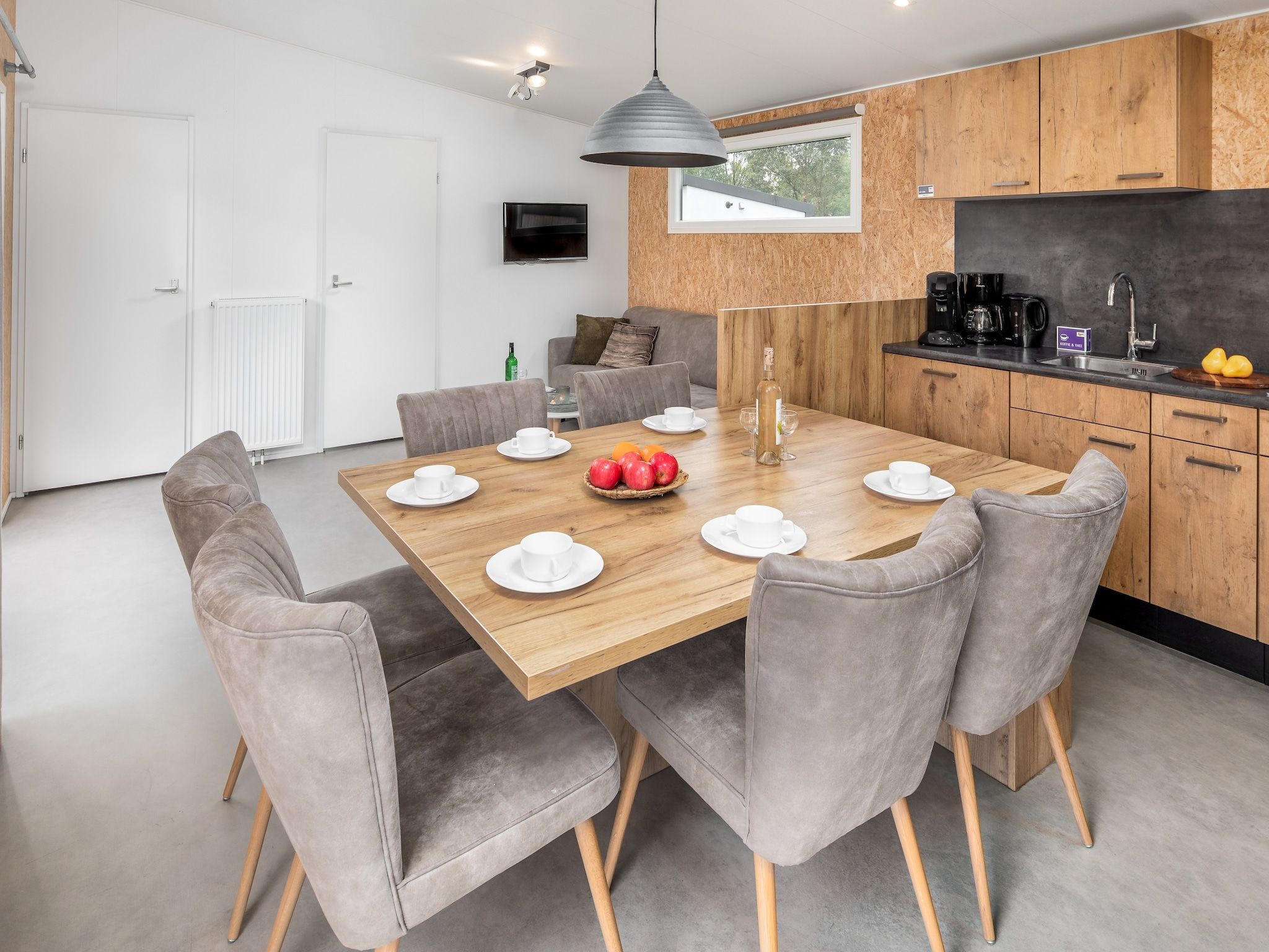 De eetkamer van Vakantiepark Hunzedal 12 in Borger