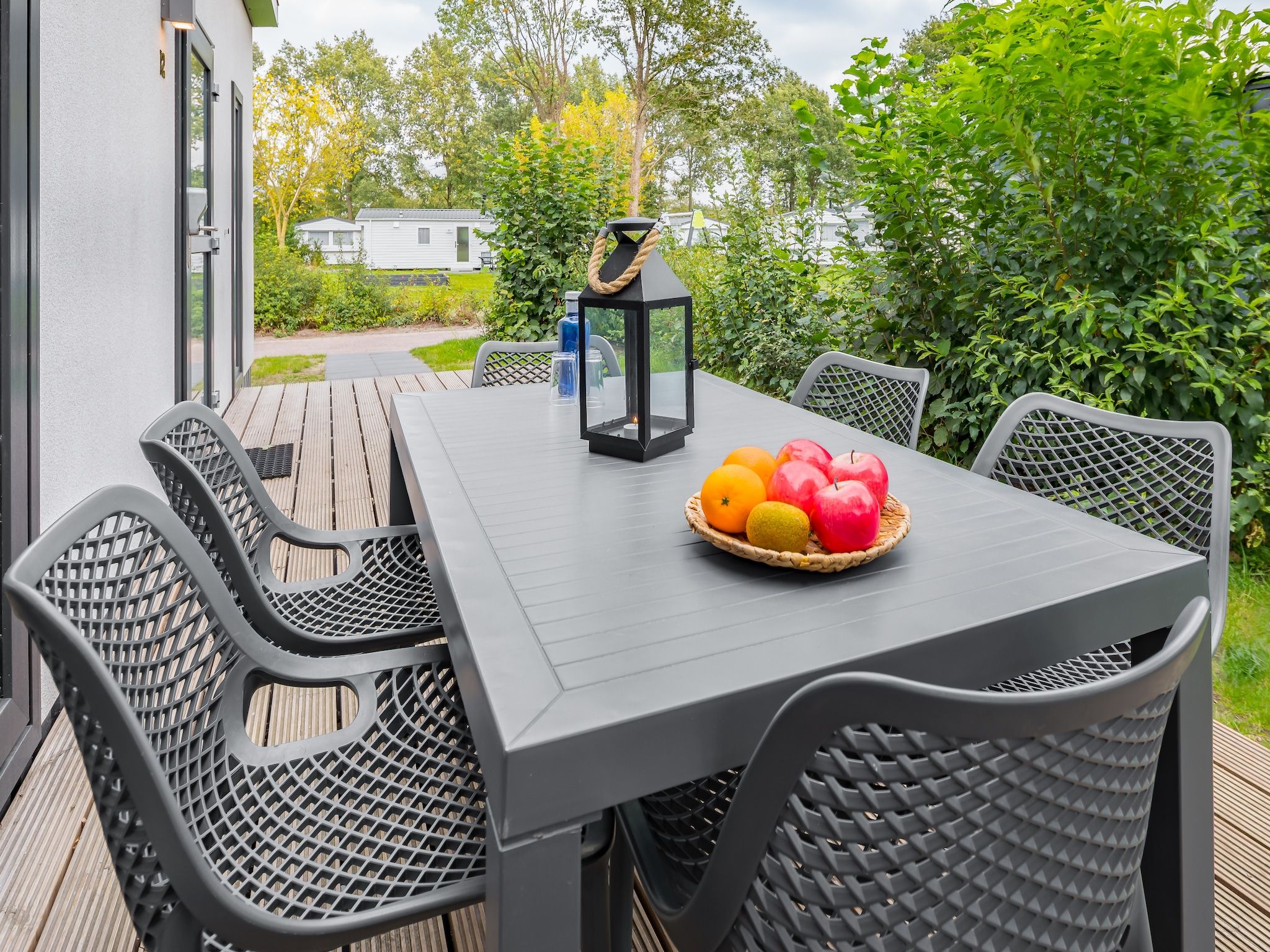 Het terras van Vakantiepark Hunzedal 12 in Borger