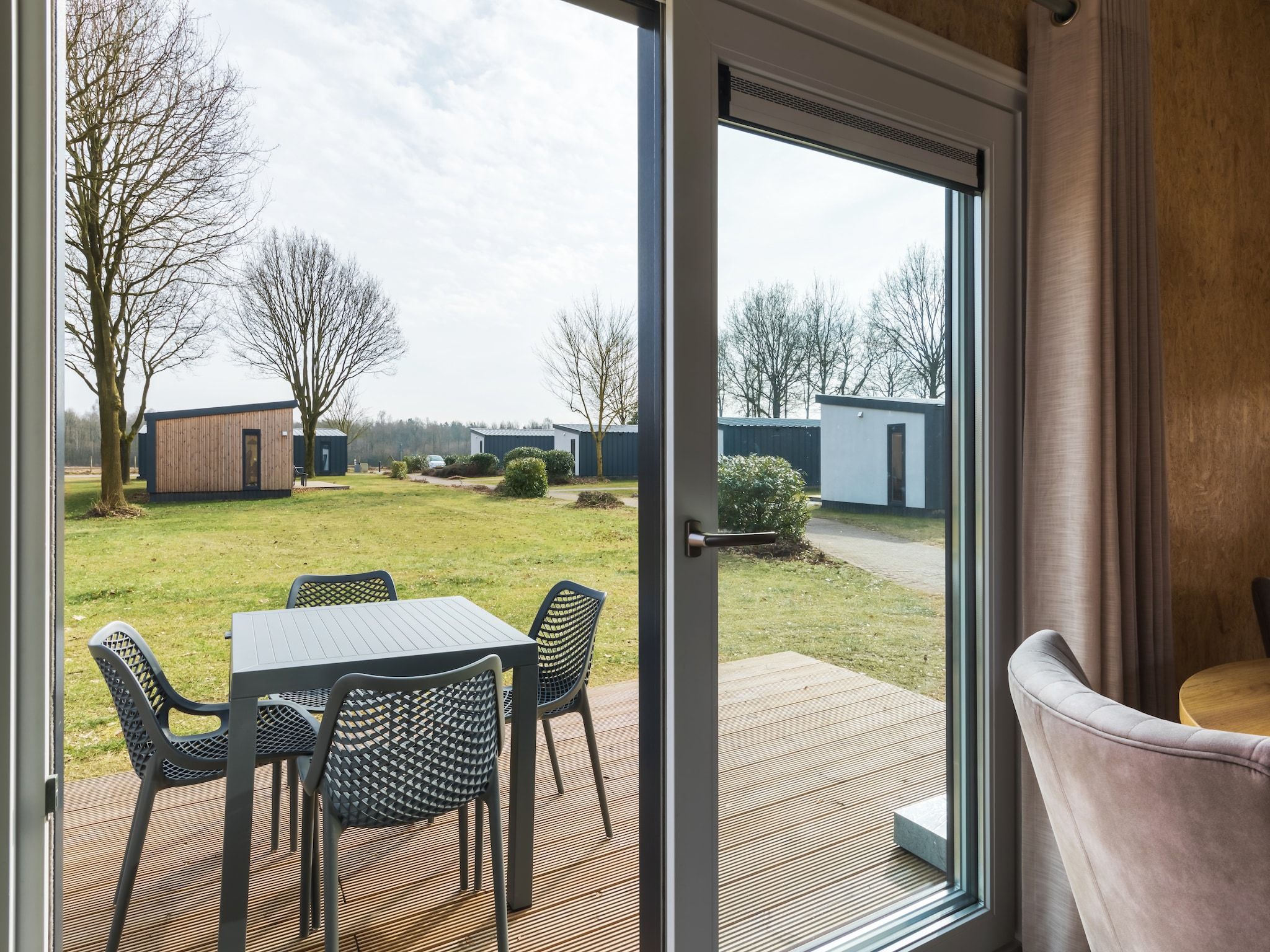 Het terras van Vakantiepark Hunzedal 11 in Borger