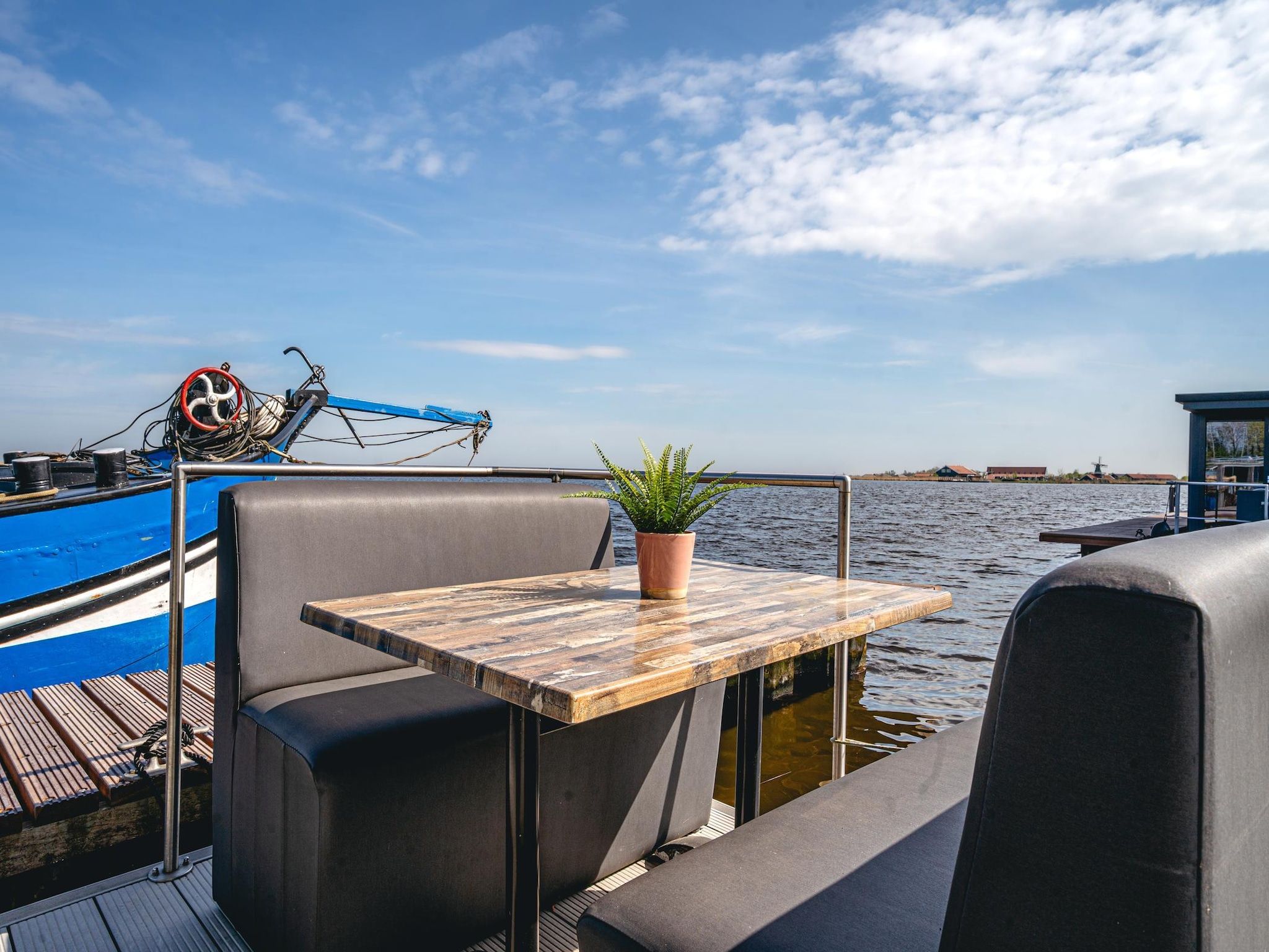 Het terras van Waterpark de Meerparel 9 in Uitgeest