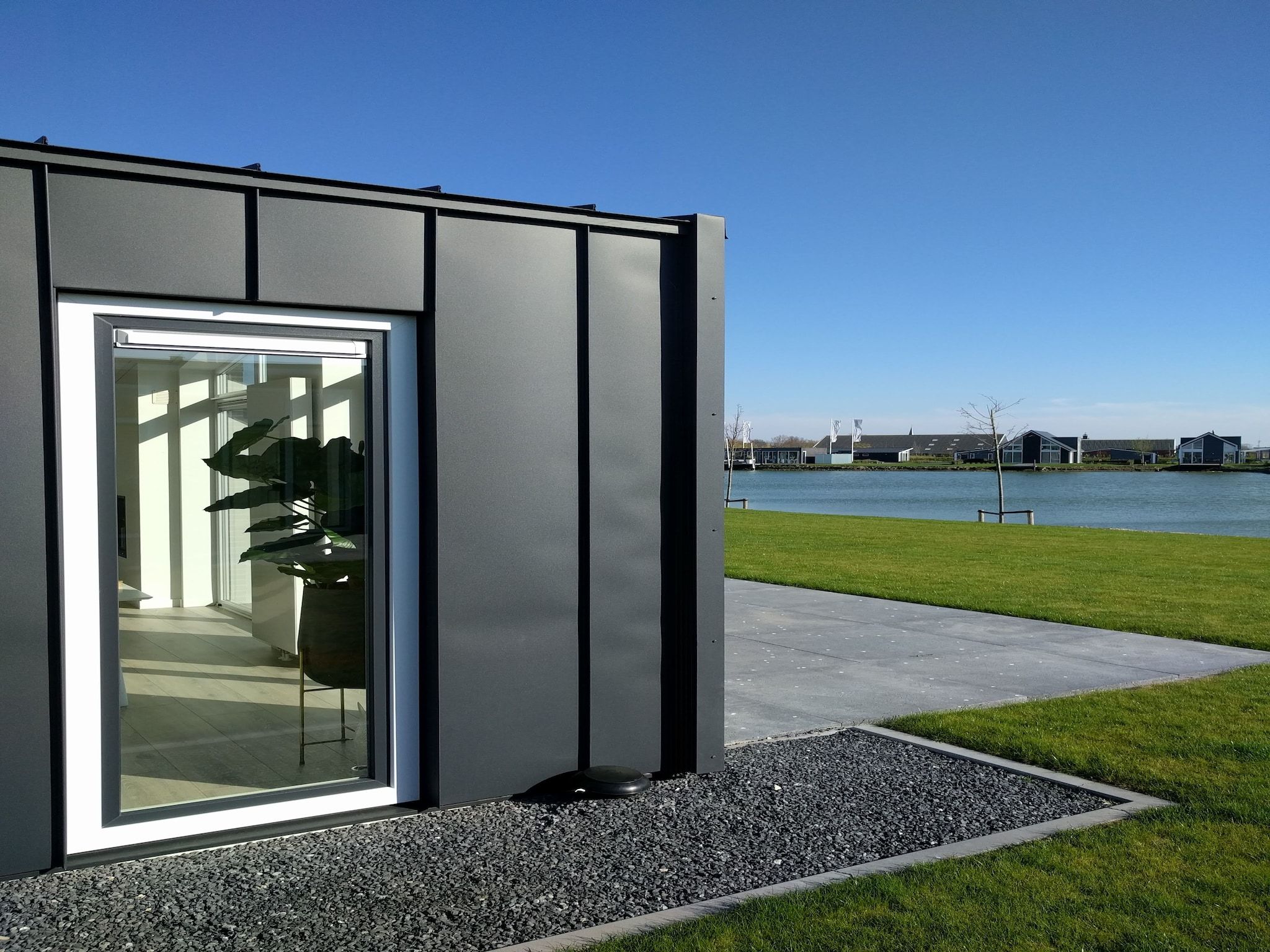 Het terras van Water Resort Oosterschelde 46 in Wemeldinge