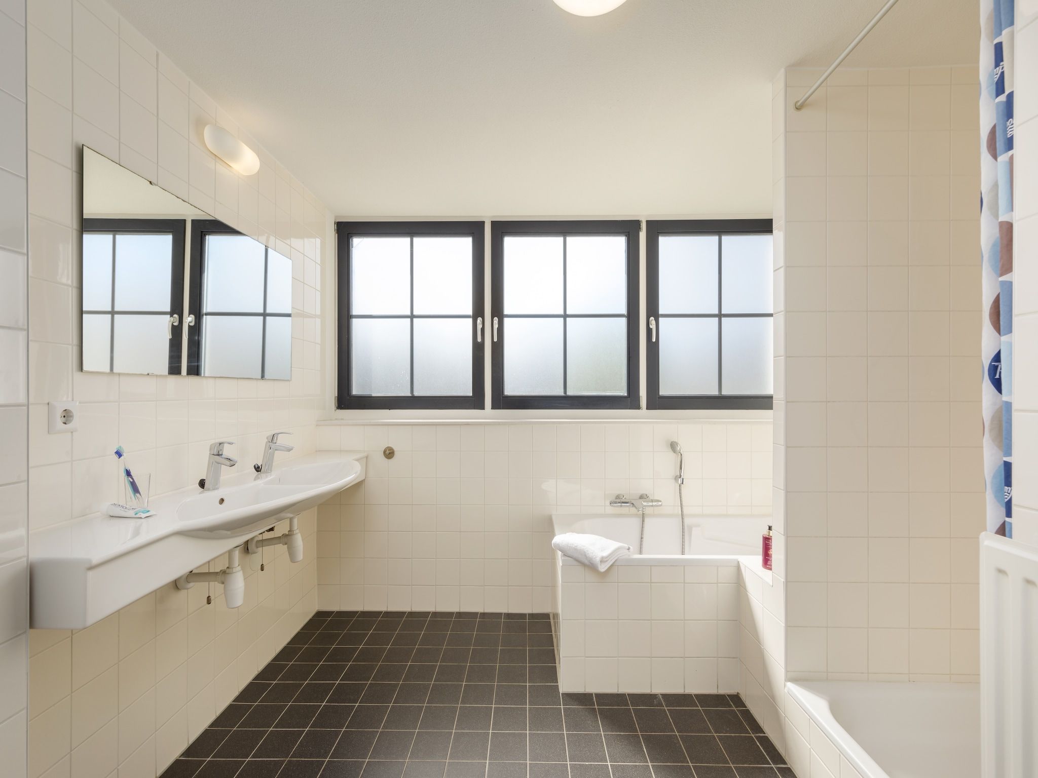 De badkamer van Marinapark Volendam 9 in Volendam