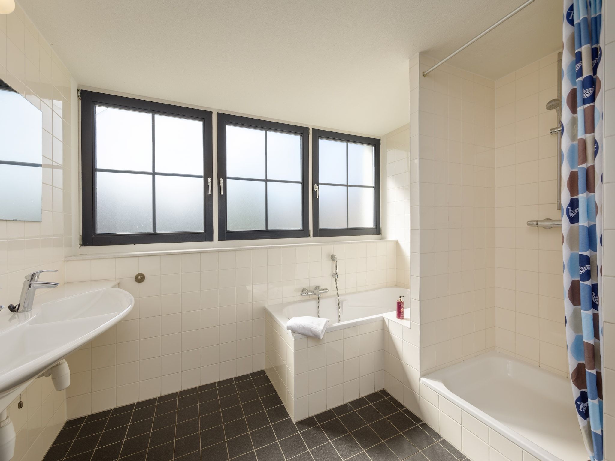 De badkamer van Marinapark Volendam 9 in Volendam