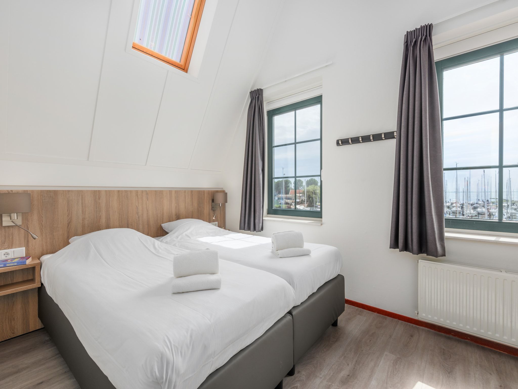 Een slaapkamer van Marinapark Volendam 10 in Volendam