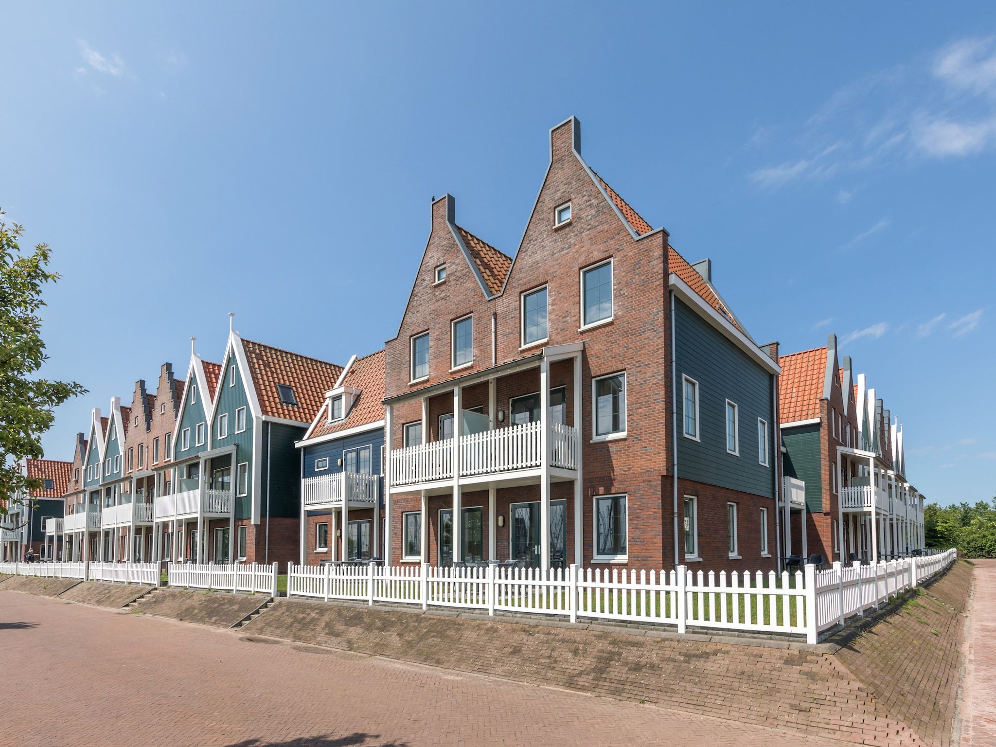 De buitenkant van Marinapark Volendam 11 in Volendam