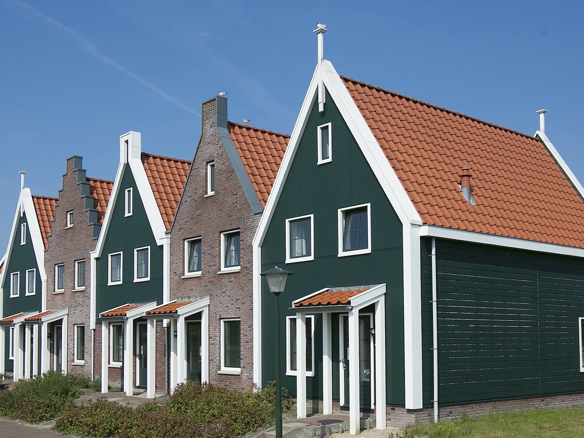 De buitenkant van Marinapark Volendam 12 in Volendam