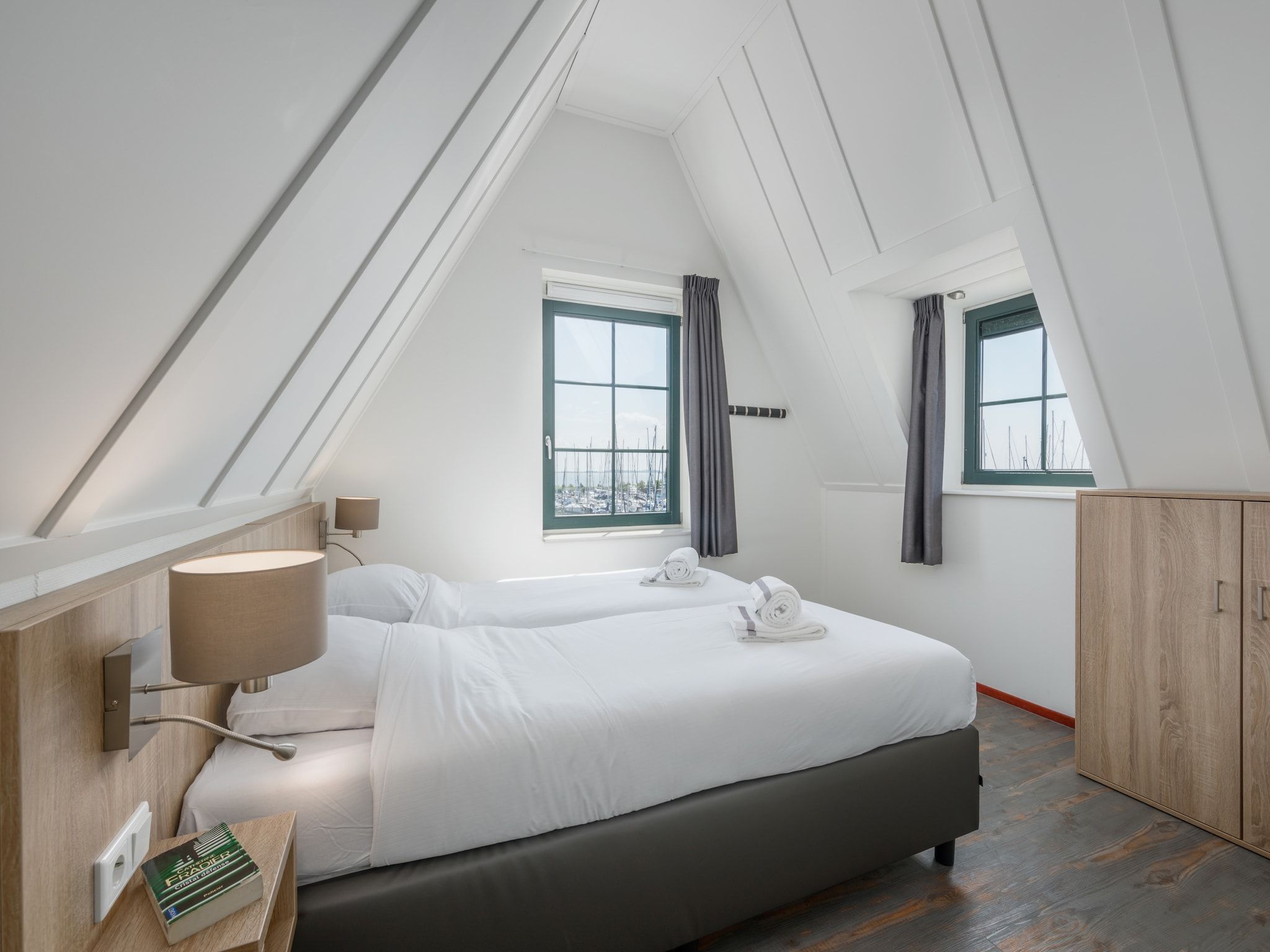 Een slaapkamer van Marinapark Volendam 12 in Volendam