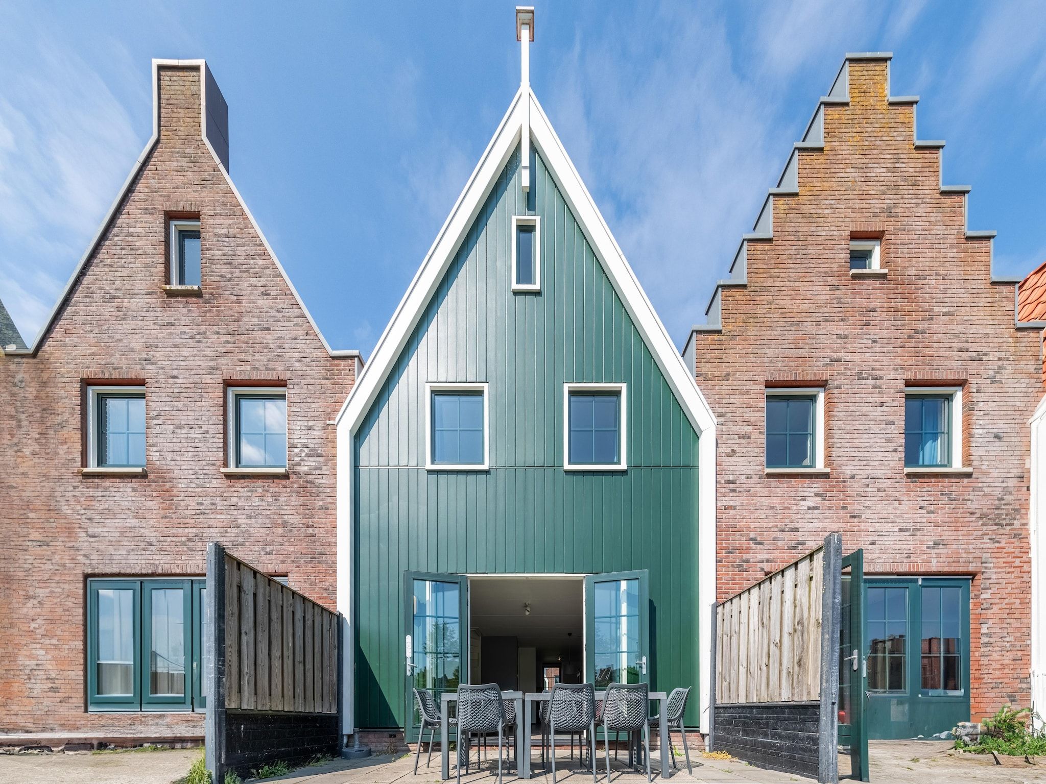 De buitenkant van Marinapark Volendam 12 in Volendam