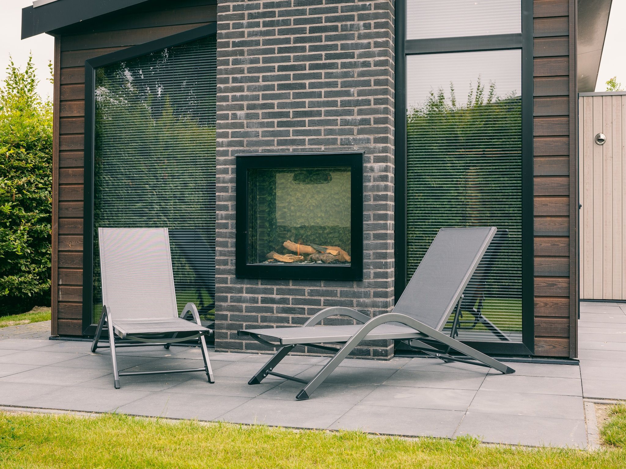 Het terras van Vakantiepark Zeedijk 1 in Herkingen