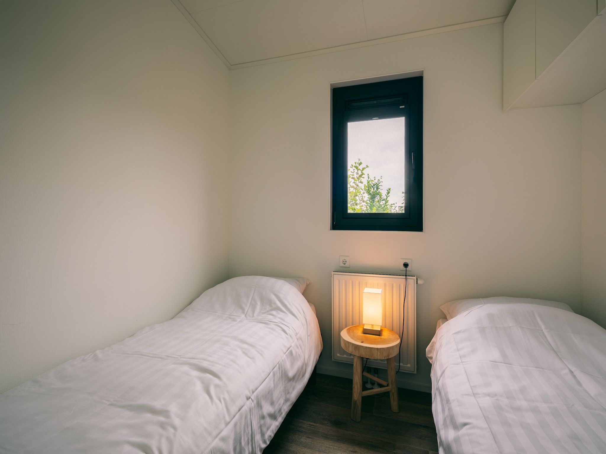 Een slaapkamer van Vakantiepark Zeedijk 1 in Herkingen