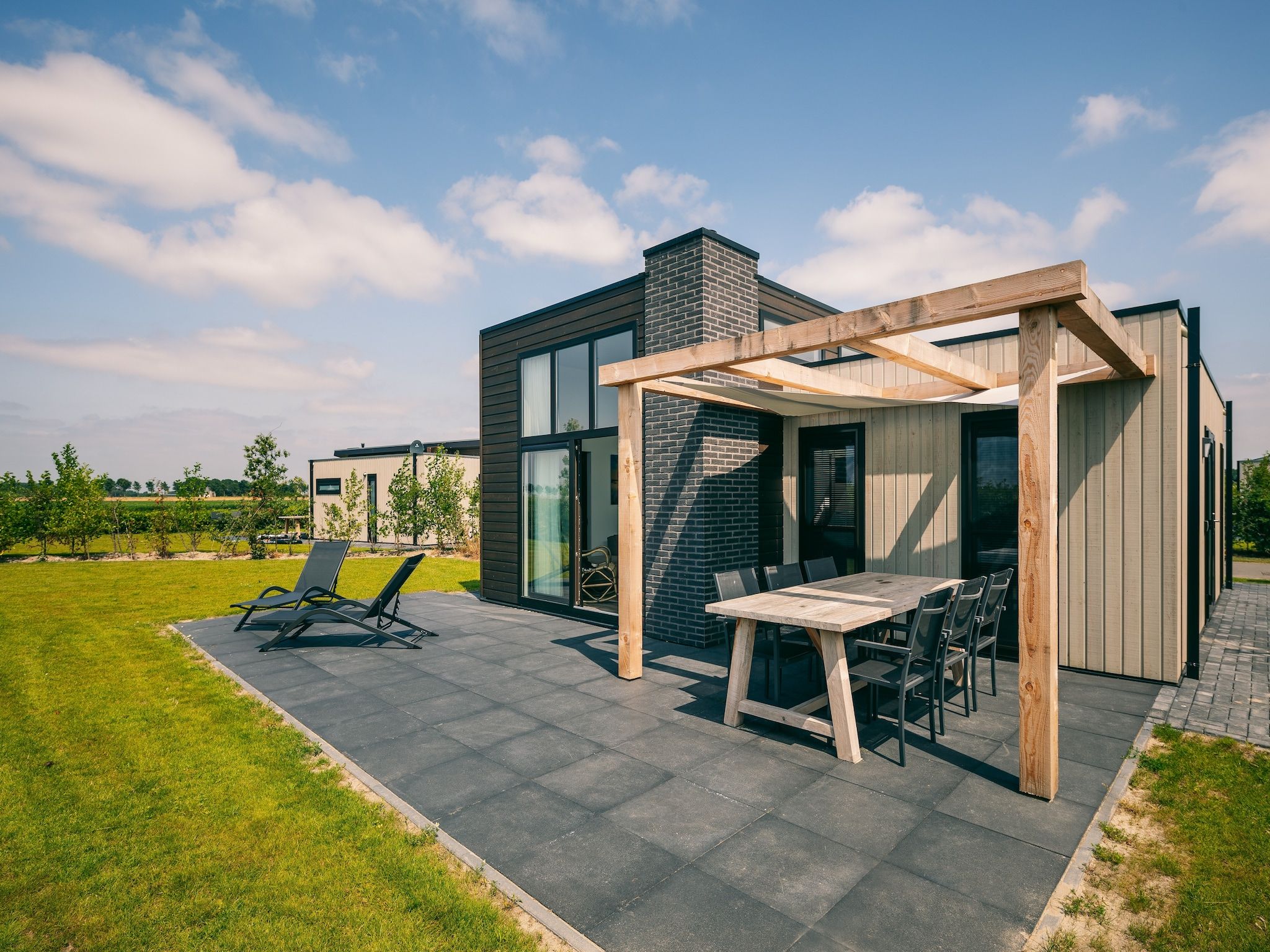 De buitenkant van Vakantiepark Zeedijk 2 in Herkingen