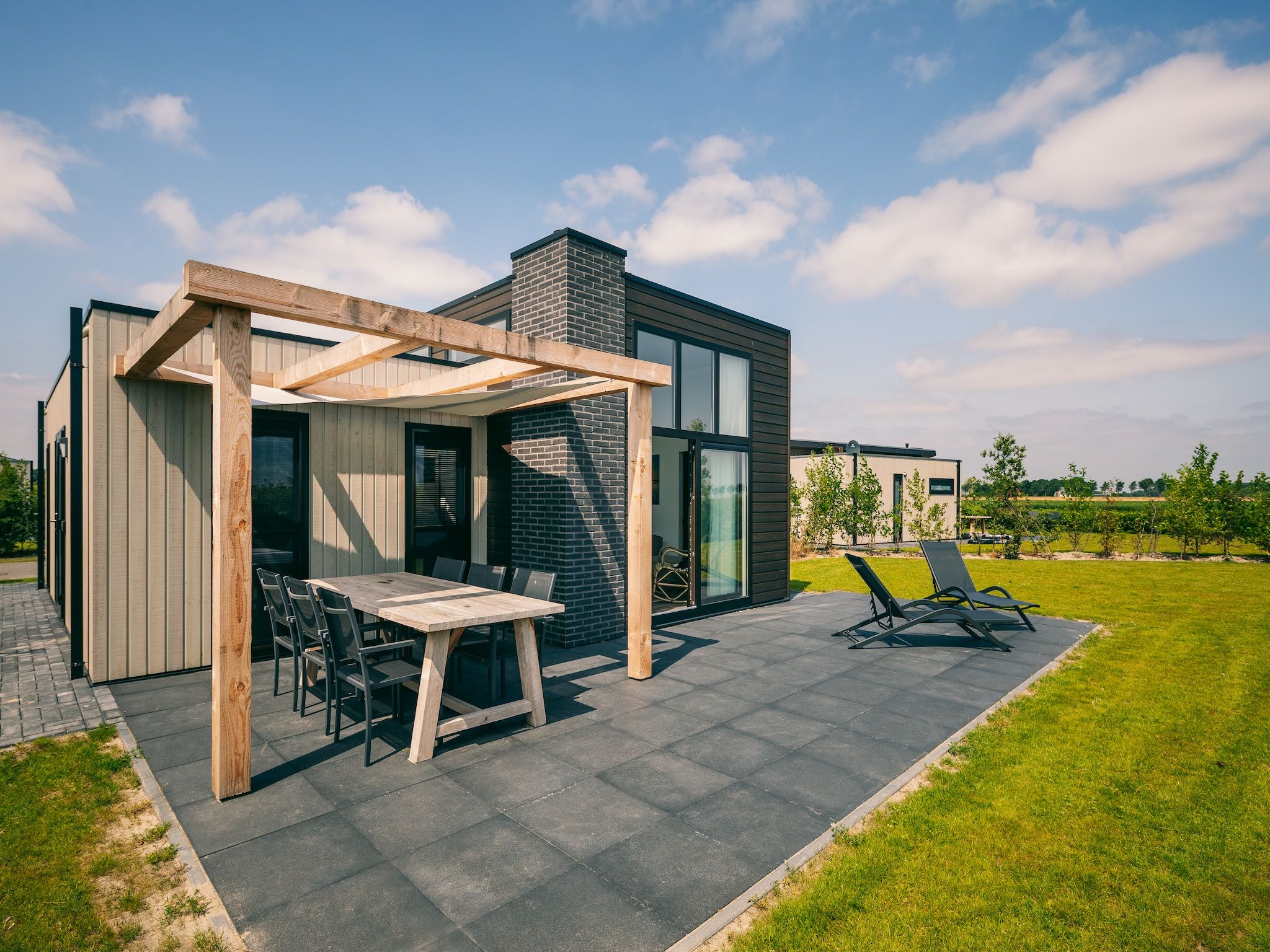 De buitenkant van Vakantiepark Zeedijk 4 in Herkingen