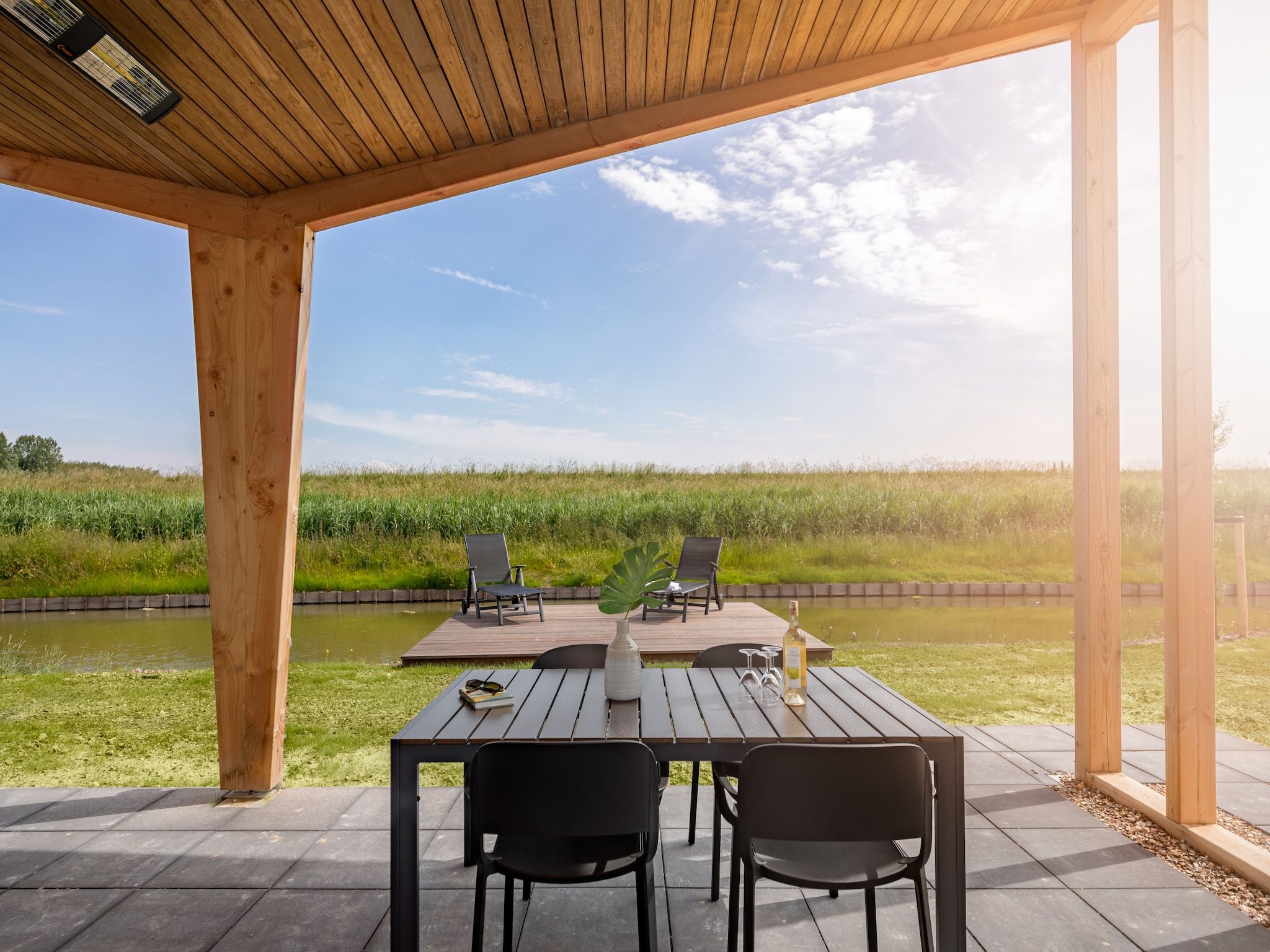 Het terras van Water Village 2 in Kamperland