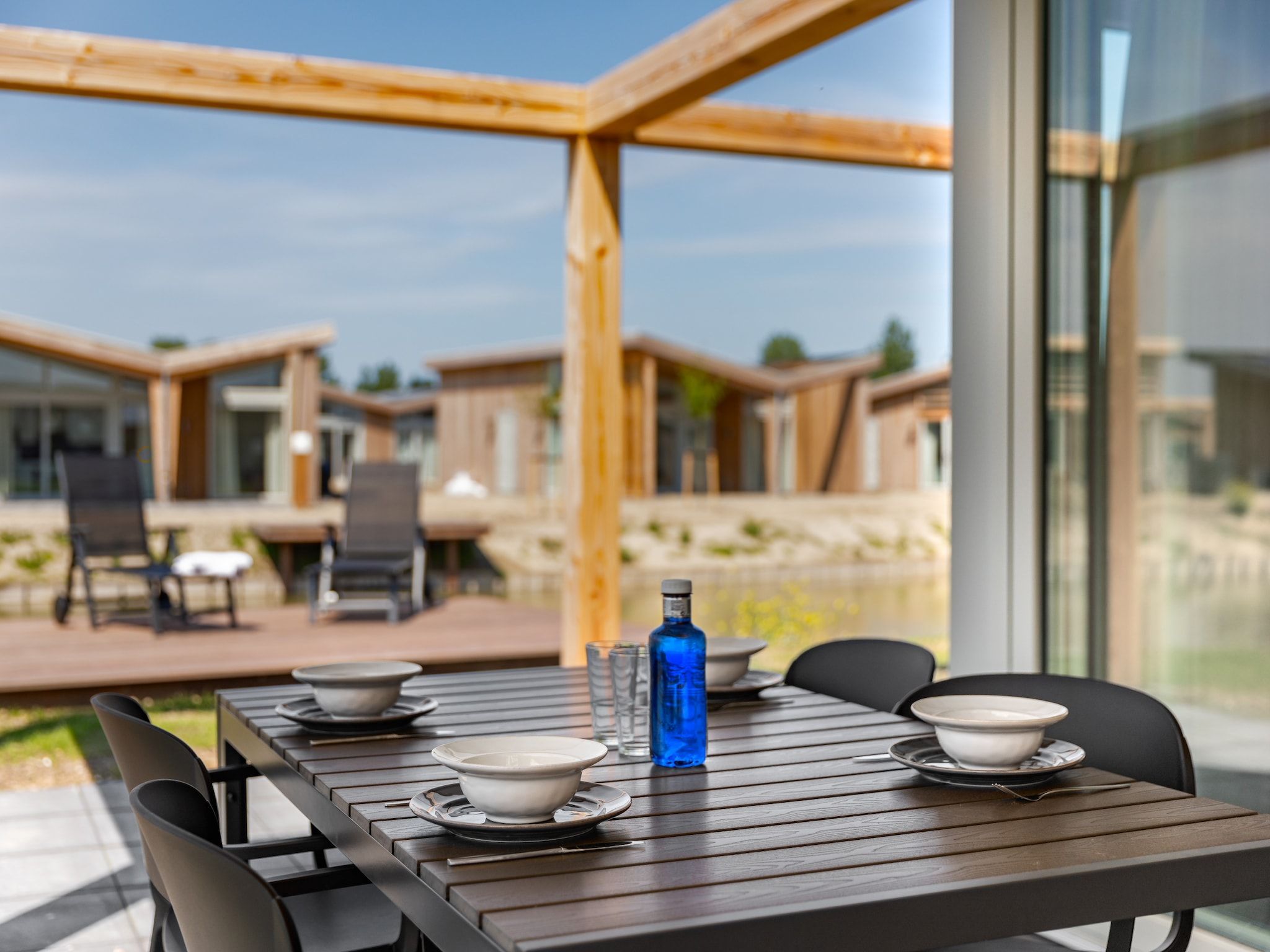 Het terras van Water Village 2 in Kamperland