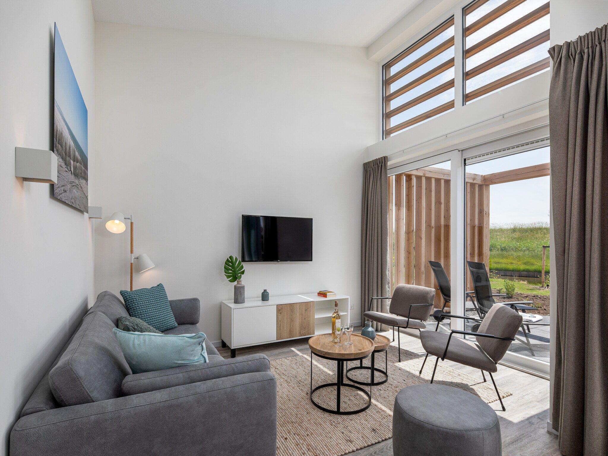 De woonkamer van Water Village 4 in Kamperland