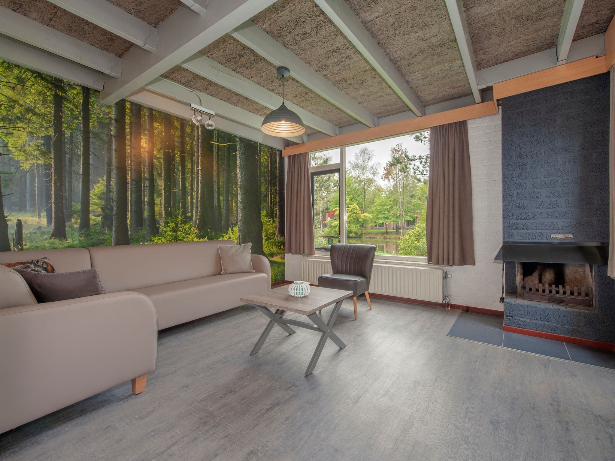 De woonkamer van Vakantiepark Weerterbergen 8 in Weert