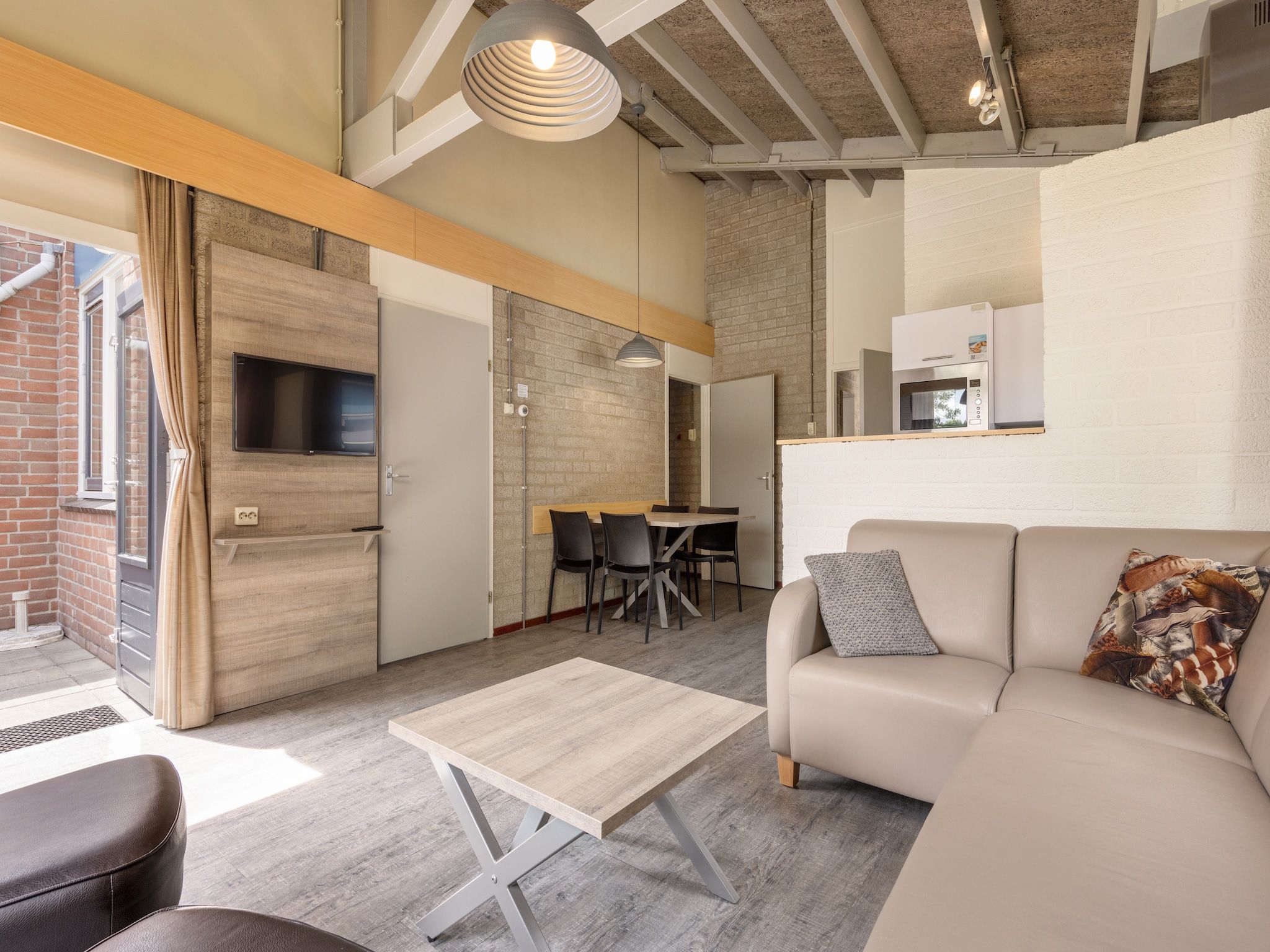 De woonkamer van Vakantiepark Weerterbergen 9 in Weert