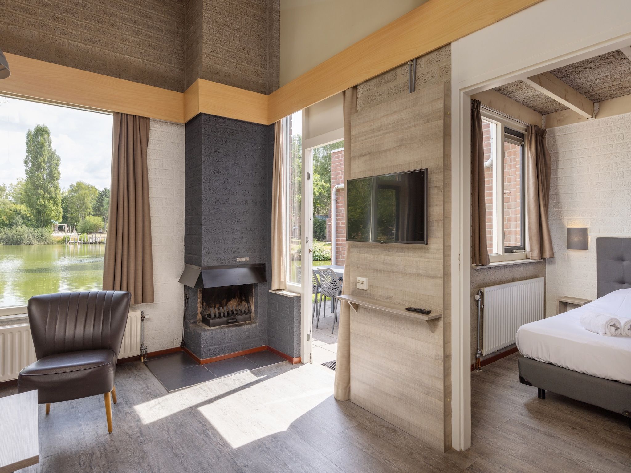 De woonkamer van Vakantiepark Weerterbergen 9 in Weert